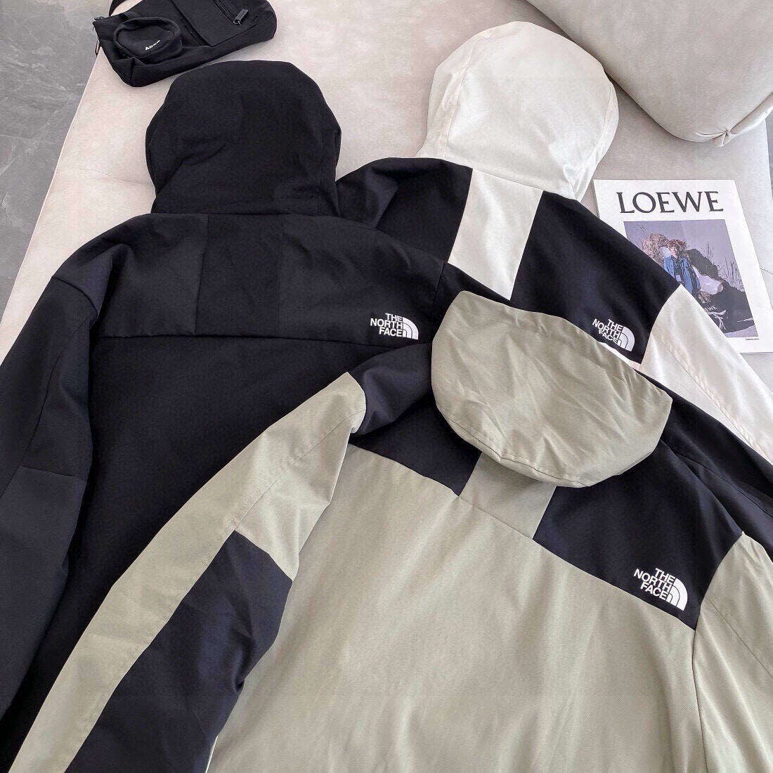 🛒150💰『常熟纯原高端货』✅每日新品上新,质量品质放心,三标齐全版本,The North Face北面AW双色专柜爆款拼接冲锋衣 外套情侣款#爆款来袭🔥
🌟采用出口级聚酯纤维加密防风歪布 防水涂层无惧春季雨天气!可调节袖口&连帽细节♥️给你算无遗漏的潮流!
优质胸口印花logo 三标齐全 细节到位 安排 转发爆单💥
颜色:黑色 绿色 白色
尺码:M-2XL
M:肩宽61.5胸围124衣长70袖长54
L: 肩宽63胸围128衣长72袖长55.5
XL:肩宽64.5胸围132衣长 74袖长57
2XL:肩宽66胸围136衣长 76袖长58.5
