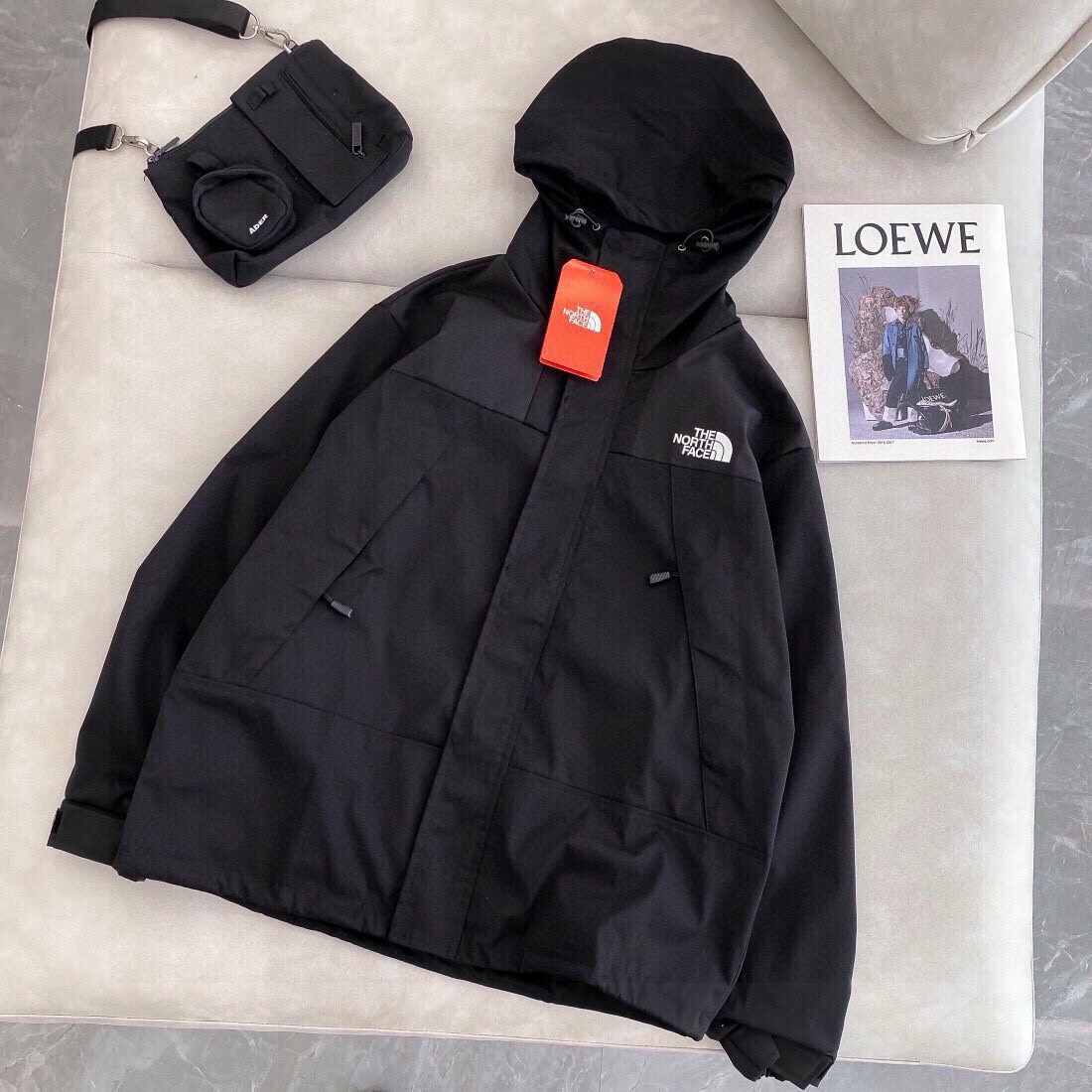🛒150💰『常熟纯原高端货』✅每日新品上新,质量品质放心,三标齐全版本,The North Face北面AW双色专柜爆款拼接冲锋衣 外套情侣款#爆款来袭🔥
🌟采用出口级聚酯纤维加密防风歪布 防水涂层无惧春季雨天气!可调节袖口&连帽细节♥️给你算无遗漏的潮流!
优质胸口印花logo 三标齐全 细节到位 安排 转发爆单💥
颜色:黑色 绿色 白色
尺码:M-2XL
M:肩宽61.5胸围124衣长70袖长54
L: 肩宽63胸围128衣长72袖长55.5
XL:肩宽64.5胸围132衣长 74袖长57
2XL:肩宽66胸围136衣长 76袖长58.5