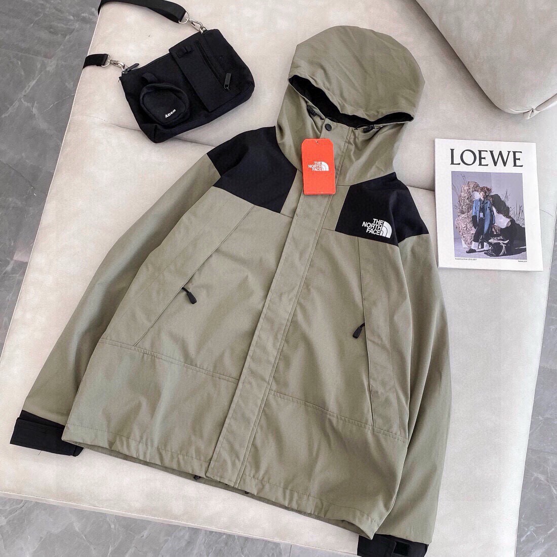 🛒150💰『常熟纯原高端货』✅每日新品上新,质量品质放心,三标齐全版本,The North Face北面AW双色专柜爆款拼接冲锋衣 外套情侣款#爆款来袭🔥
🌟采用出口级聚酯纤维加密防风歪布 防水涂层无惧春季雨天气!可调节袖口&连帽细节♥️给你算无遗漏的潮流!
优质胸口印花logo 三标齐全 细节到位 安排 转发爆单💥
颜色:黑色 绿色 白色
尺码:M-2XL
M:肩宽61.5胸围124衣长70袖长54
L: 肩宽63胸围128衣长72袖长55.5
XL:肩宽64.5胸围132衣长 74袖长57
2XL:肩宽66胸围136衣长 76袖长58.5