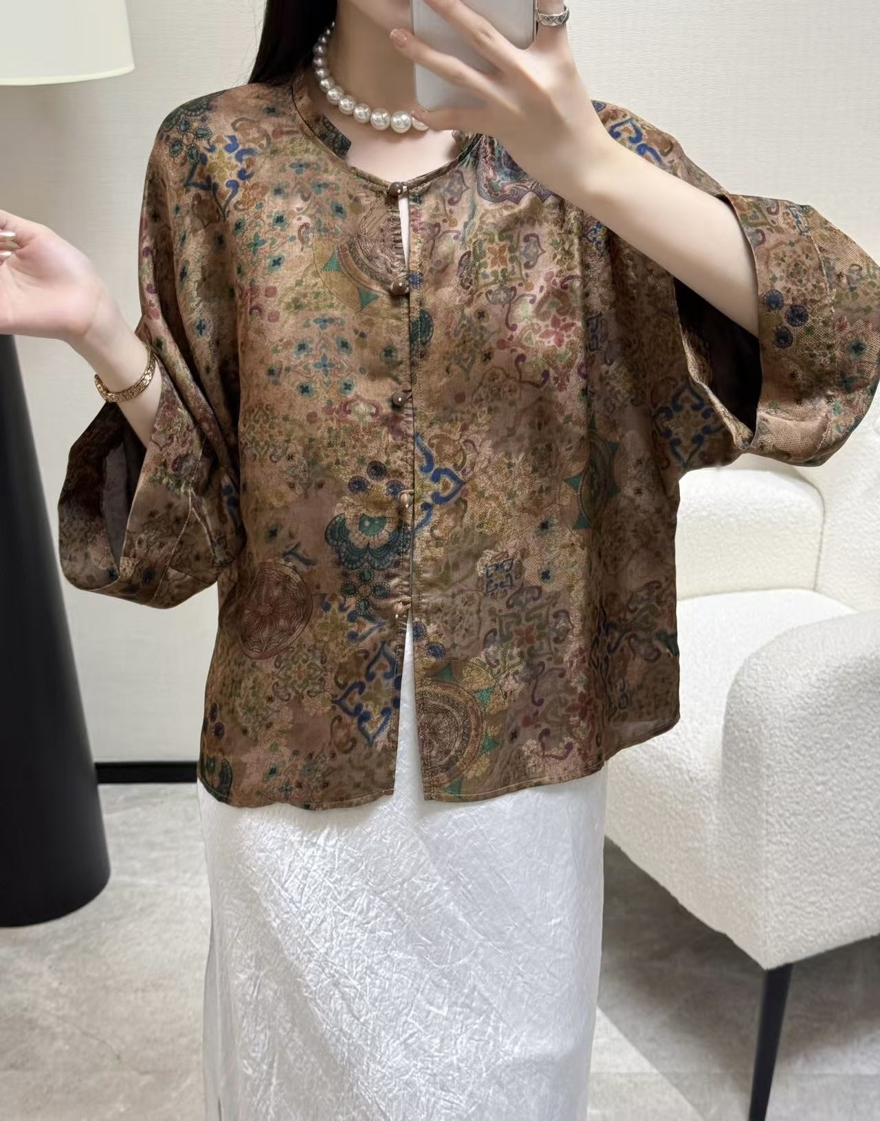 2025爆款上新🔥🔥🔥
新中式真丝提花香云纱印花复古气质九分袖外套
面料：真丝香云纱
颜色：图片色
码数：S-XXL