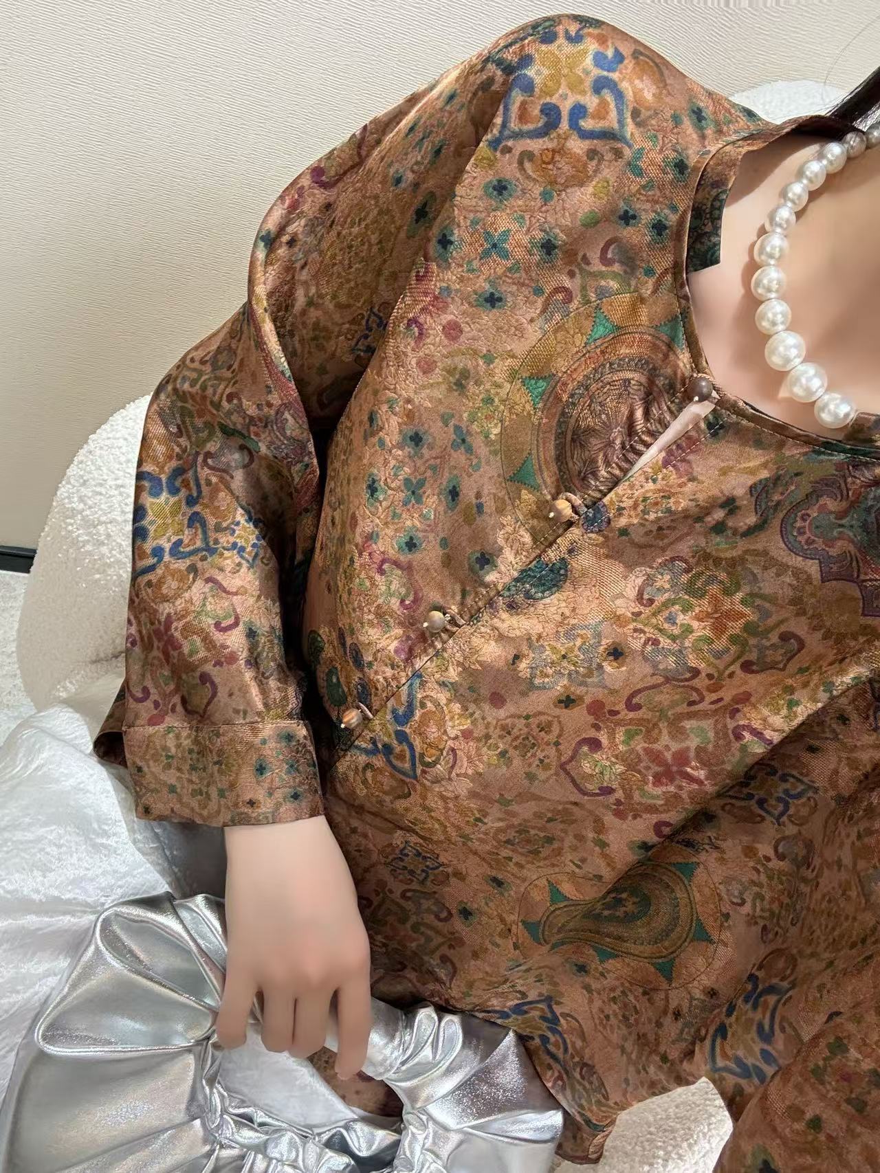 2025爆款上新🔥🔥🔥
新中式真丝提花香云纱印花复古气质九分袖外套
面料：真丝香云纱
颜色：图片色
码数：S-XXL
