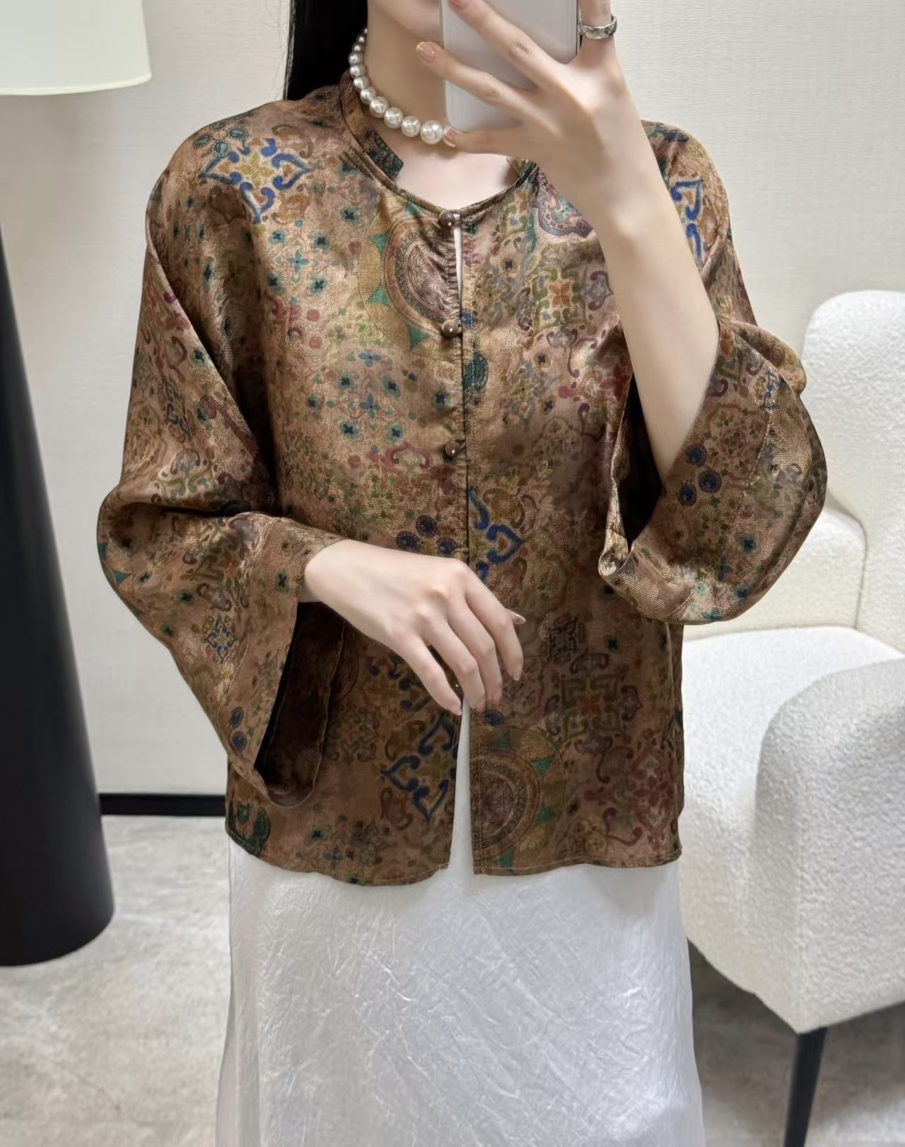 2025爆款上新🔥🔥🔥
新中式真丝提花香云纱印花复古气质九分袖外套
面料：真丝香云纱
颜色：图片色
码数：S-XXL