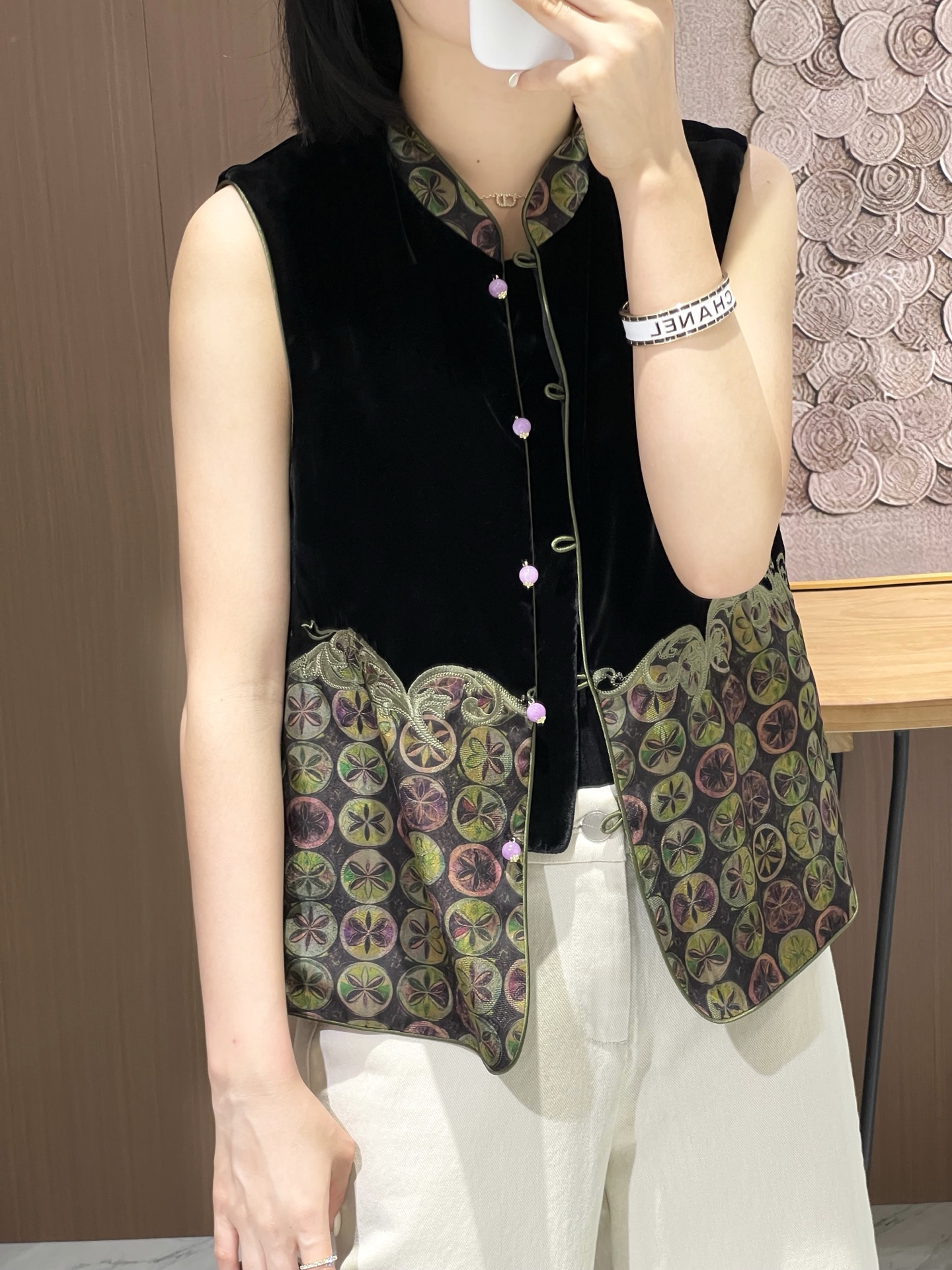 Elegant Silk Velvet Vest with Mandarin Collar and Floral Jacquard Details