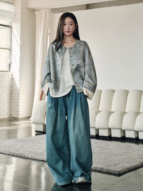 Elegant Silk Blend Jacquard Jacket with Mandarin Collar and Contrasting Cuffs 1 Elegant Silk Blend Jacquard Jacket with Mandarin Collar and Contrasting Cuffs