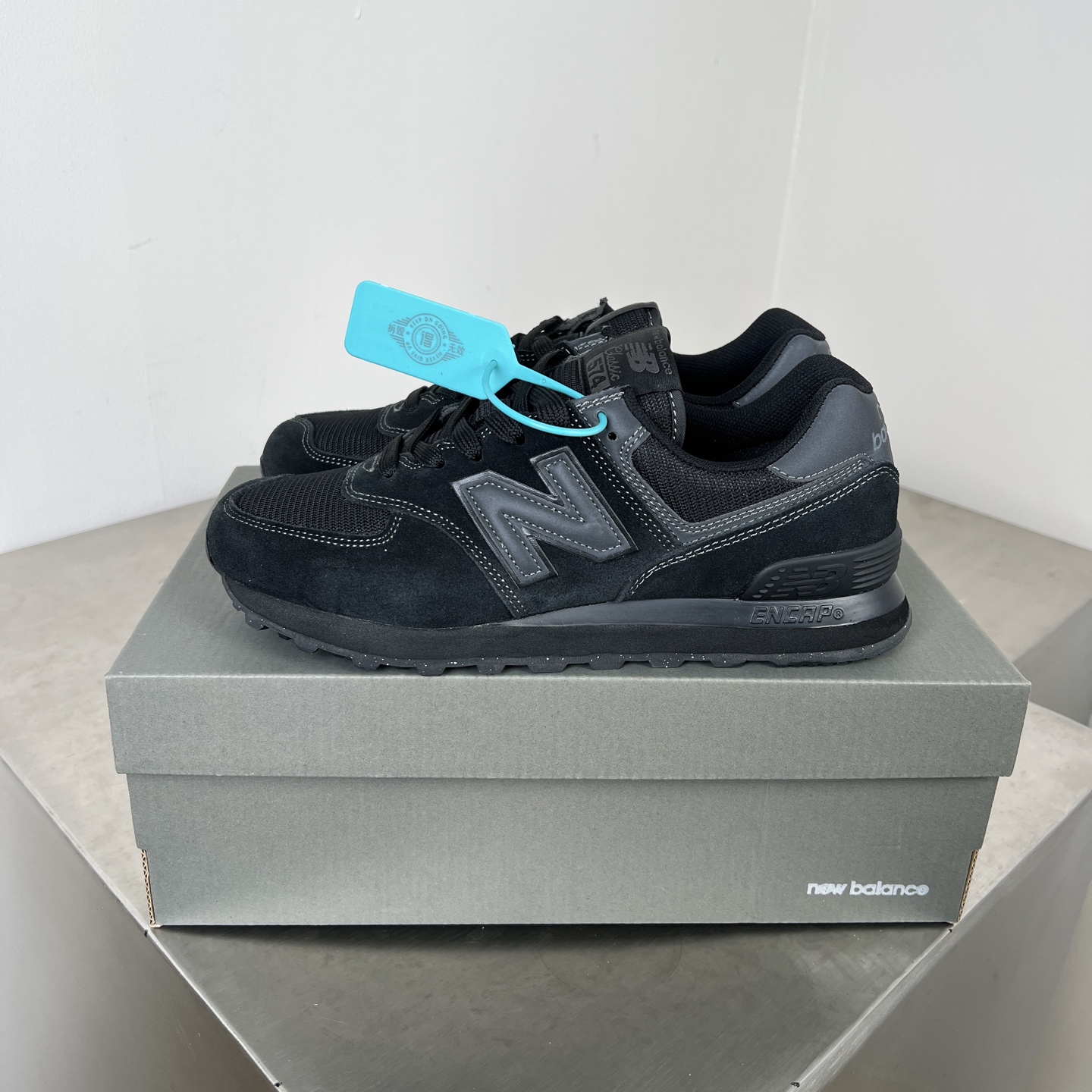 NO:408856,New color scheme NB trend zone - New Balance 574 NB men and women casual jogging shoes trendy retro fashion Counter 1:1 quality (differentiate market currency version) Official new color schemes are launched one after another, stable quality inventory Number of 36 37 37.5 38 38.5 39.5 40 40.5 41 42 42.5 43 44 44.5 45, casual shoes/sports shoes, sneakers19860909新配色上新 NB潮流专区-New Balance 574 NB 男女休闲慢跑鞋 潮流复古时尚 专柜1:1品质（区别市场通货版本）官方更多新配色 陆续同步推出 品质库存稳定 码数36 37 37.5 38 38.5 39.5 40 40.5 41 42 42.5 43 44 44.5 45,休闲鞋/运动鞋,sneakers,Women's Shoes