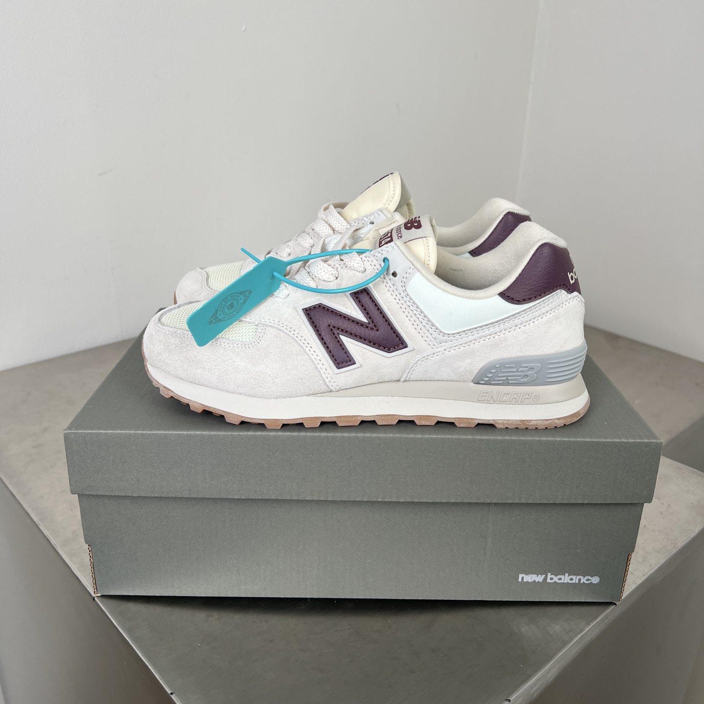 NO:408850,New color scheme NB trend zone - New Balance 574 NB men and women casual jogging shoes trendy retro fashion Counter 1:1 quality (differentiate market currency version) Official new color schemes are launched one after another, stable quality inventory Number of 36 37 37.5 38 38.5 39.5 40 40.5 41 42 42.5 43 44 44.5 45, casual shoes/sports shoes, sneakers19860909新配色上新 NB潮流专区-New Balance 574 NB 男女休闲慢跑鞋 潮流复古时尚 专柜1:1品质（区别市场通货版本）官方更多新配色 陆续同步推出 品质库存稳定 码数36 37 37.5 38 38.5 39.5 40 40.5 41 42 42.5 43 44 44.5 45,休闲鞋/运动鞋,sneakers,Women's Shoes