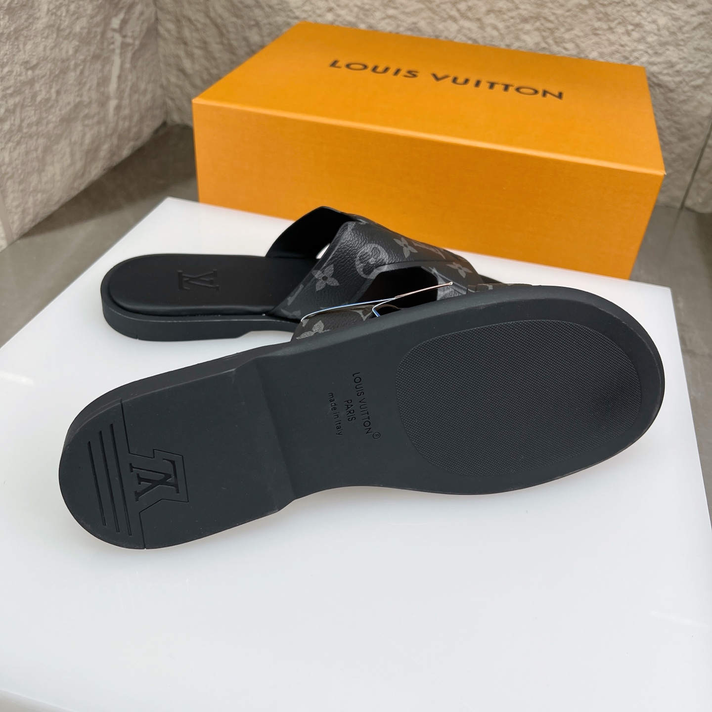 Louis Vuitton Oasis Black Leather Monogram Slides Sandals for Men, Size 38-46 7 i1752686862369 6095 0 5