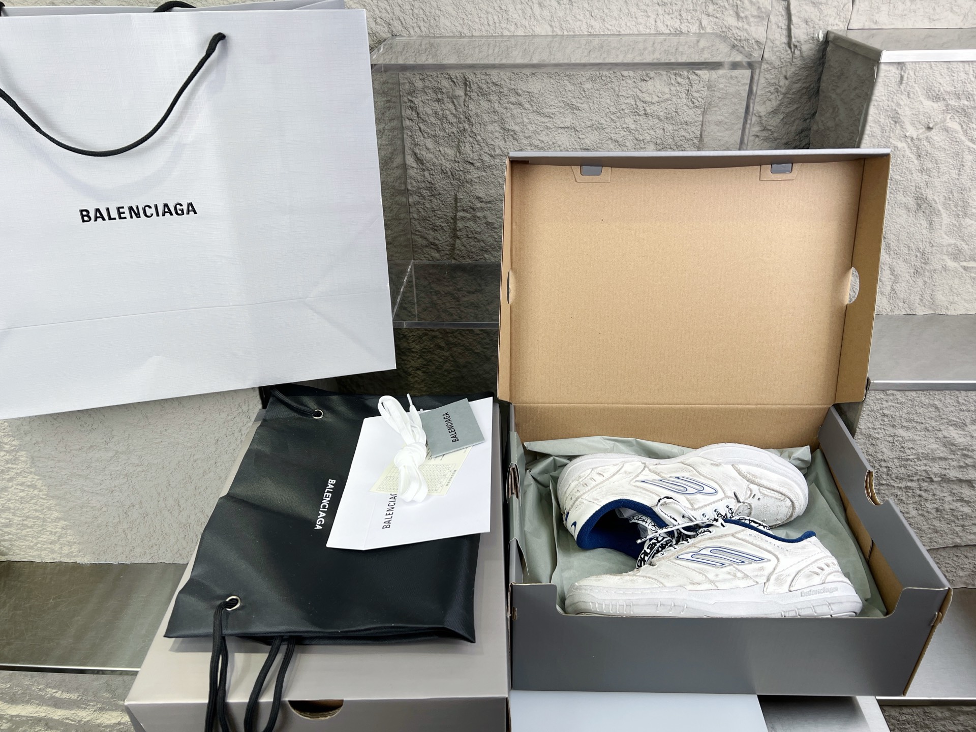 Balenciaga Hampton Distressed Leather Sneakers Designer Casual Shoes 3 i1753525991691 7037 0 1