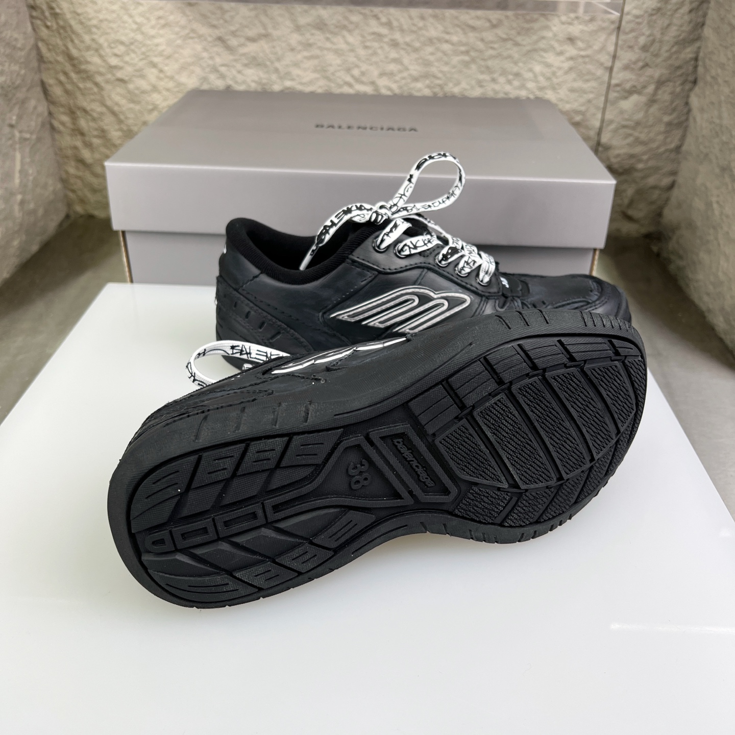 Balenciaga Hampton Black Leather Sneakers Designer Distressed Look Unisex 9 i1753526550437 3461 0 8