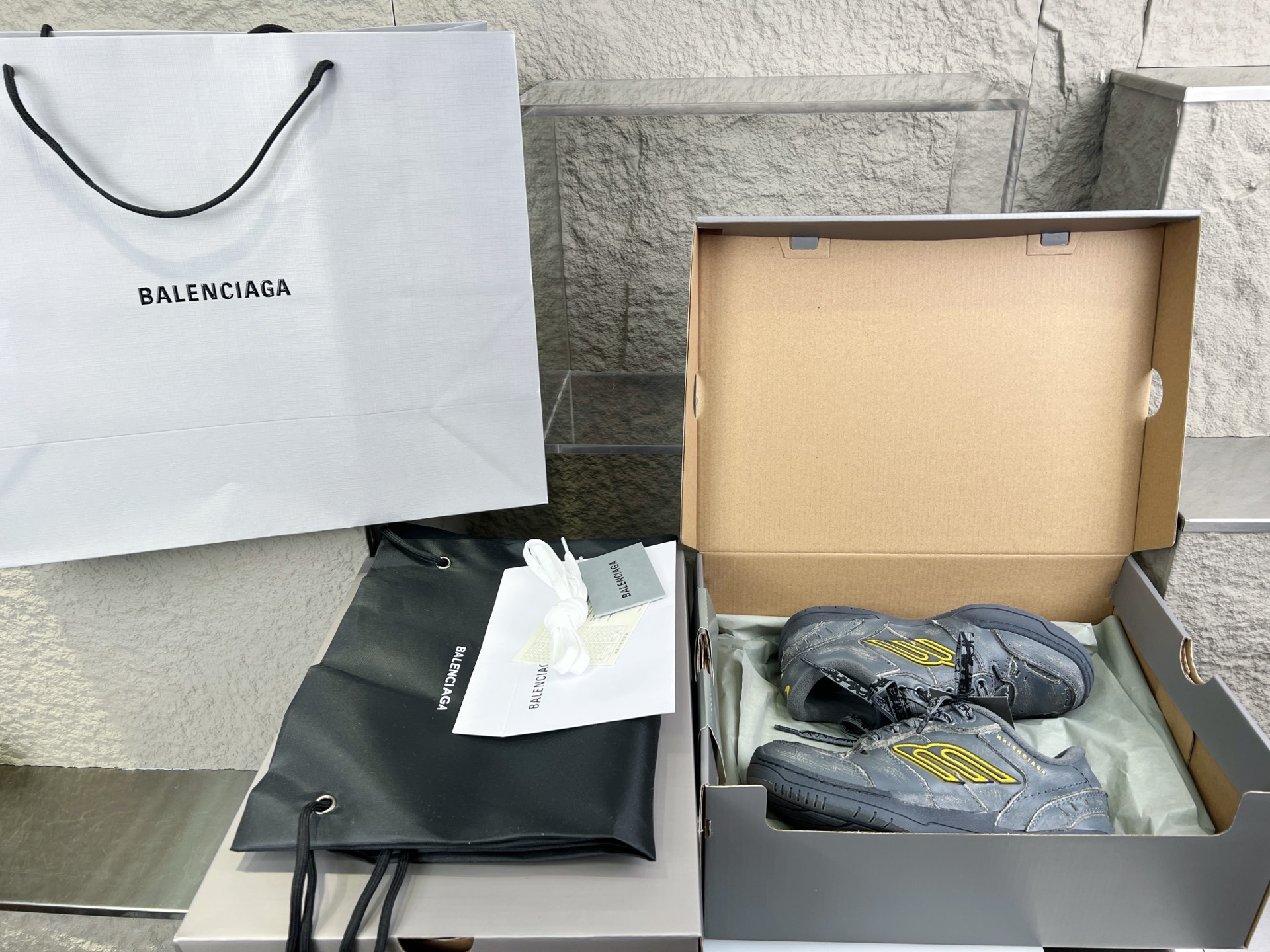 Balenciaga Hampton Distressed Leather Sneakers Retro Style Unisex Shoes 3 i1753526693399 8675 0 1