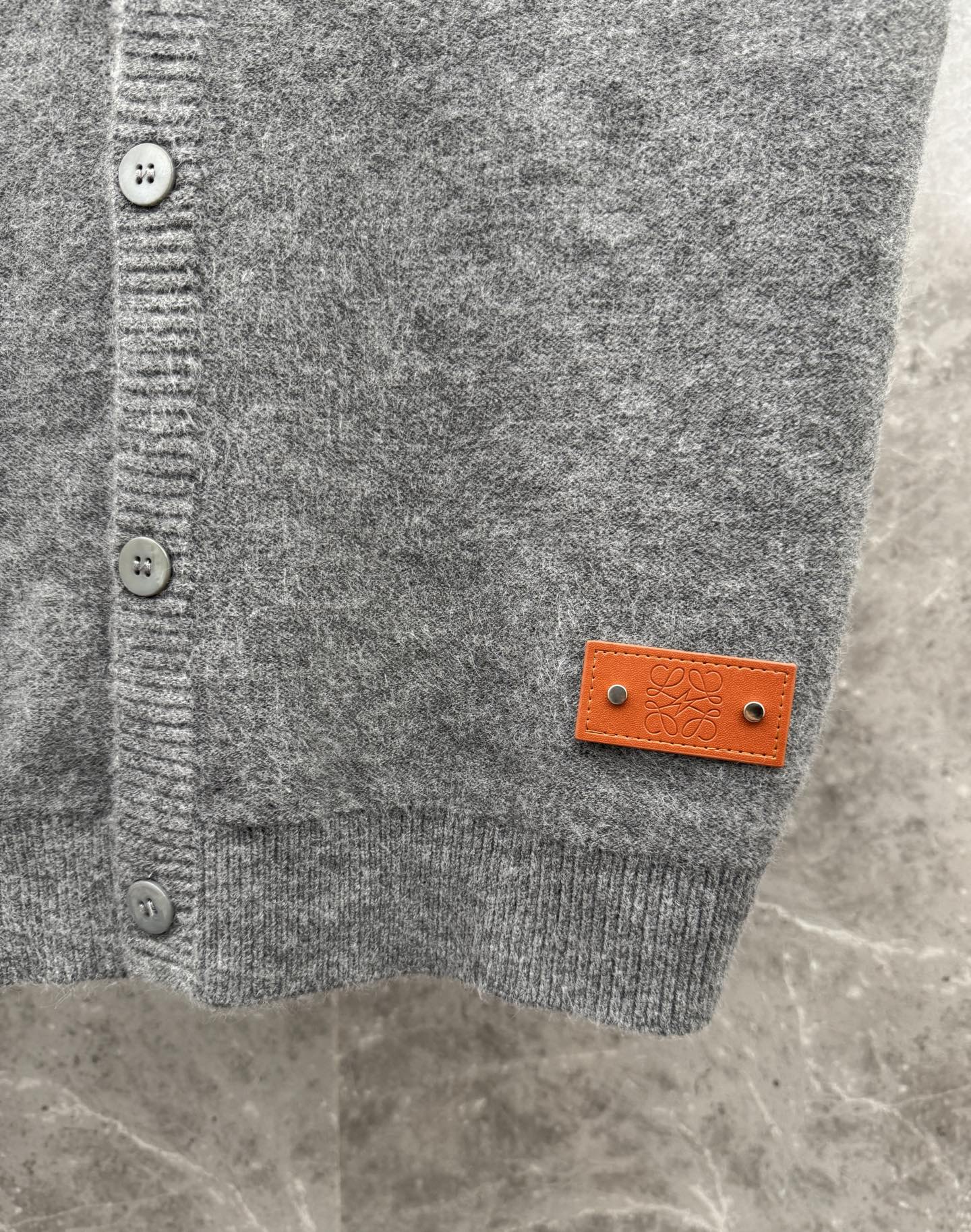 Loewe Wool Blend Short-Sleeve Knit Cardigan with Leather Logo Detail 9 i1758031108431 8031 0 4