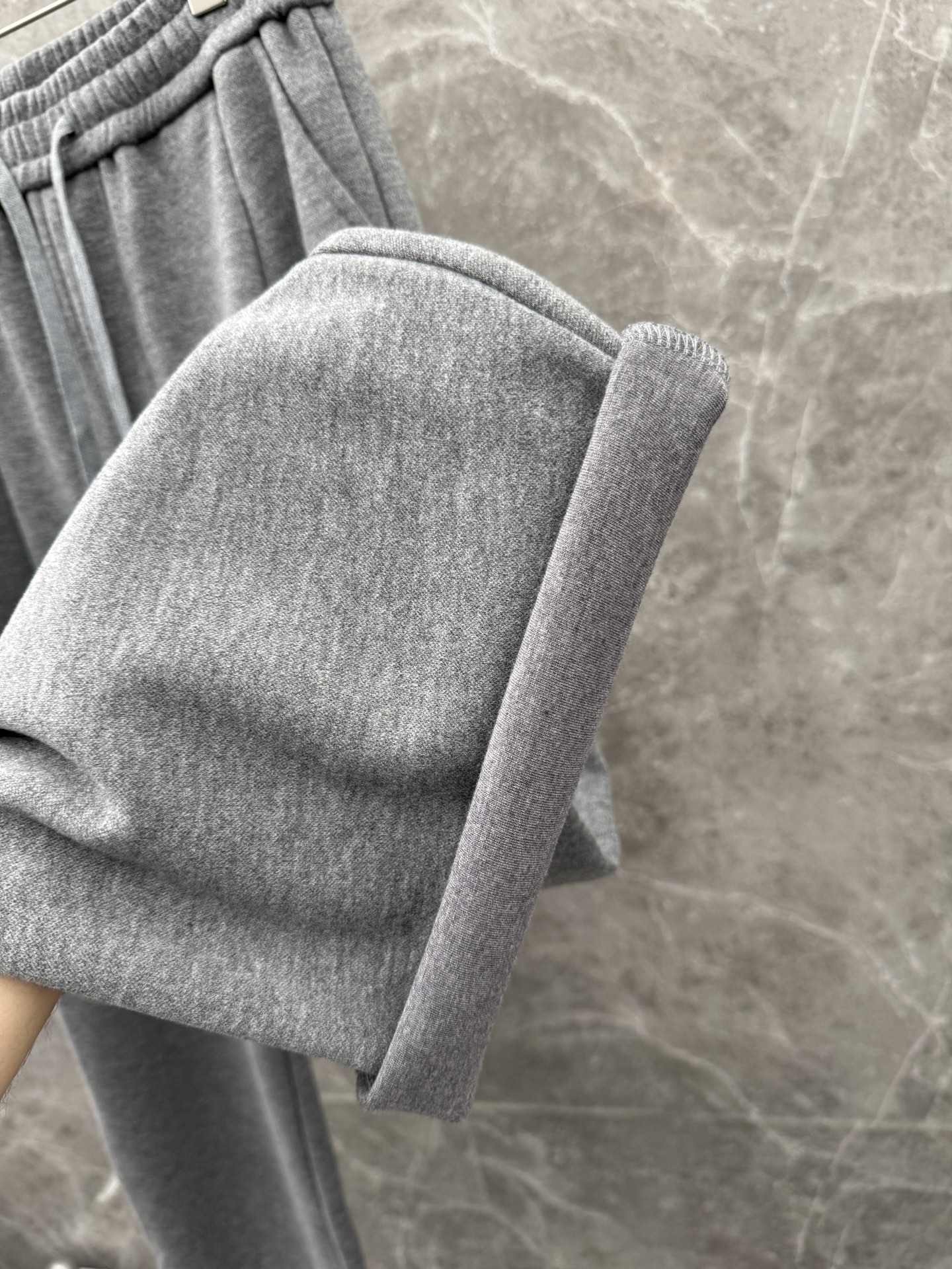 lP🆕🌈🌈新款羊毛休闲裤，采用羊毛面料打造，舒适保暖轻肤软糯，非常有垂感不显臃肿。前面皮标设计，五金细节