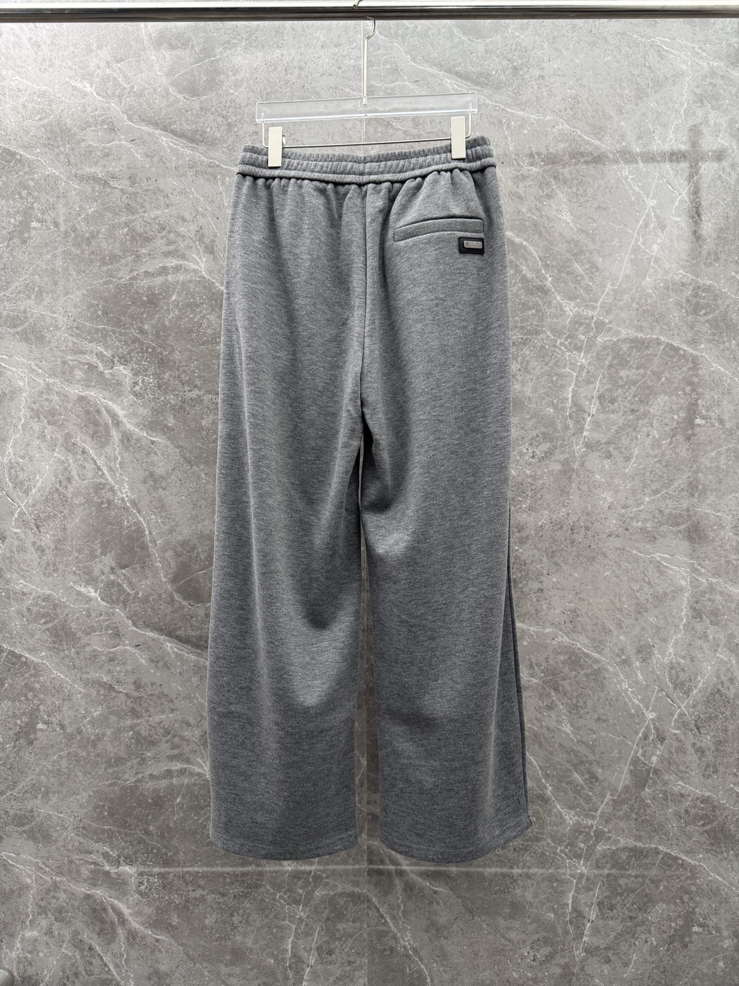 lP🆕🌈🌈新款羊毛休闲裤，采用羊毛面料打造，舒适保暖轻肤软糯，非常有垂感不显臃肿。前面皮标设计，五金细节