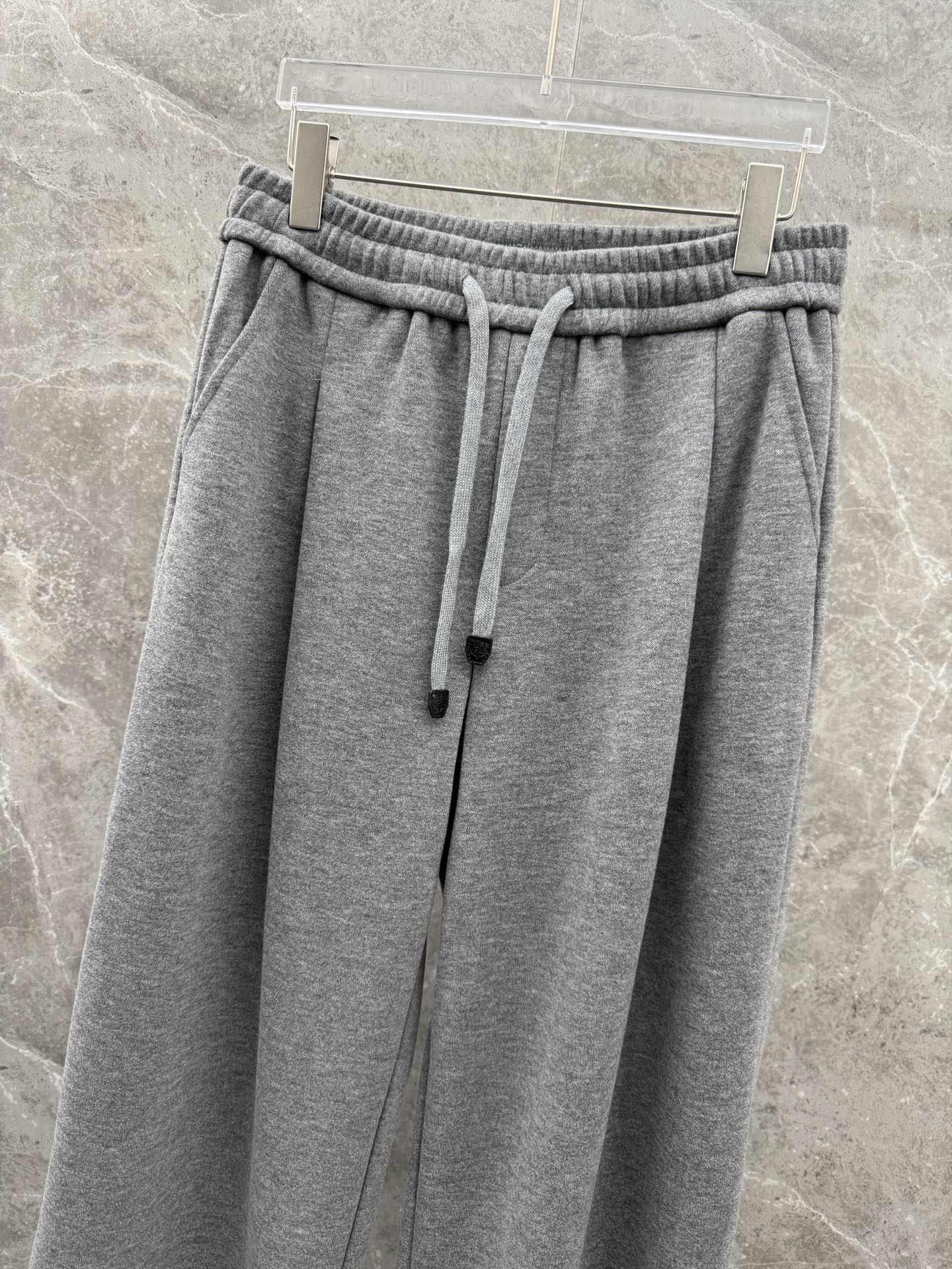 lP🆕🌈🌈新款羊毛休闲裤，采用羊毛面料打造，舒适保暖轻肤软糯，非常有垂感不显臃肿。前面皮标设计，五金细节