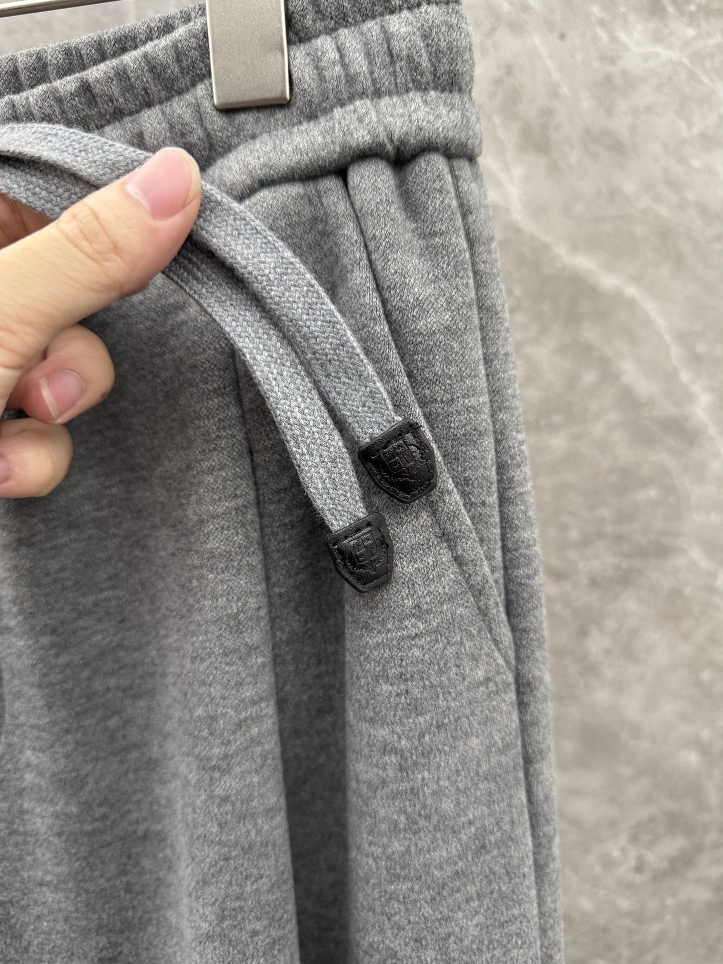 lP🆕🌈🌈新款羊毛休闲裤，采用羊毛面料打造，舒适保暖轻肤软糯，非常有垂感不显臃肿。前面皮标设计，五金细节