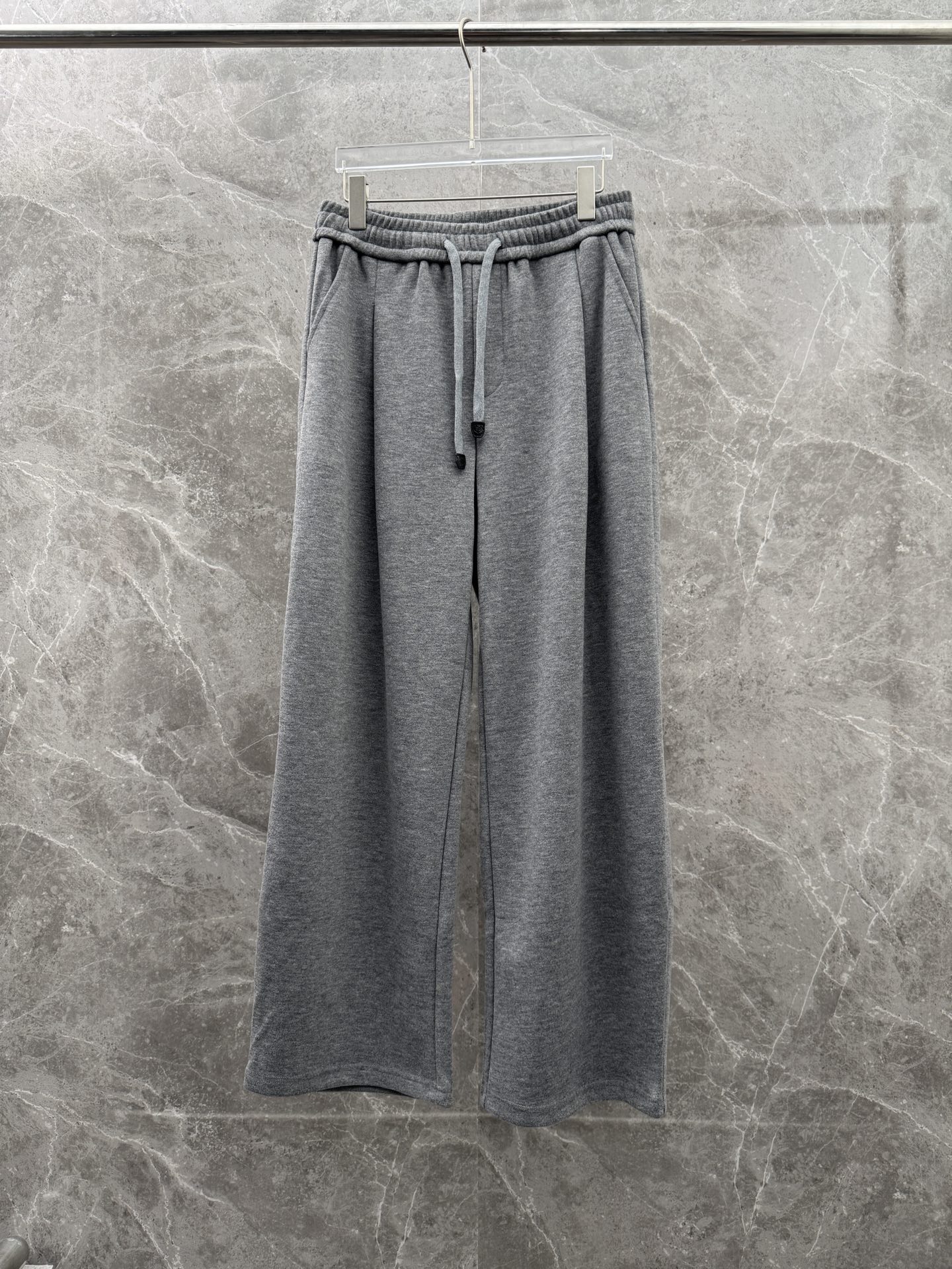 lP🆕🌈🌈新款羊毛休闲裤，采用羊毛面料打造，舒适保暖轻肤软糯，非常有垂感不显臃肿。前面皮标设计，五金细节