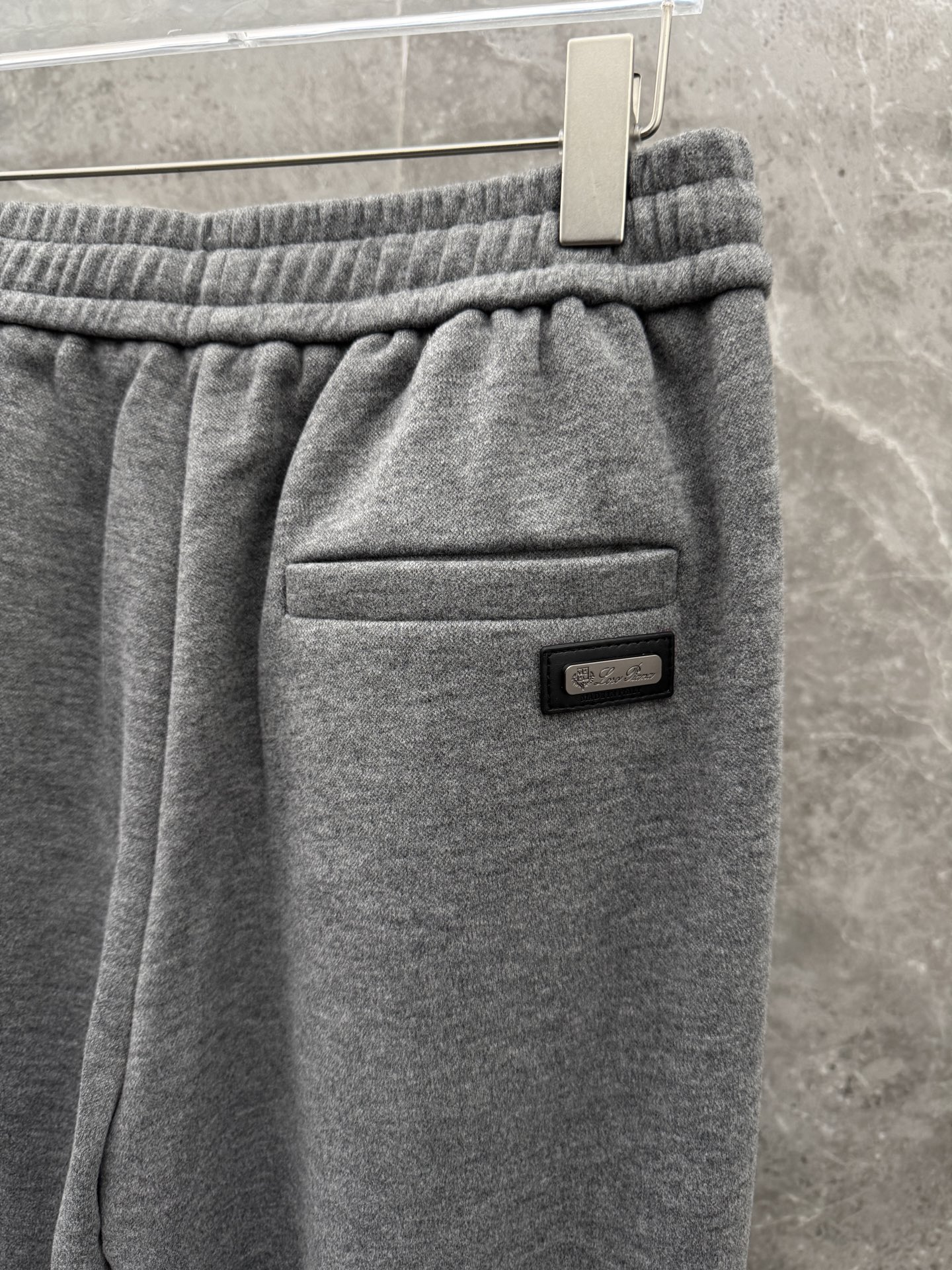 lP🆕🌈🌈新款羊毛休闲裤，采用羊毛面料打造，舒适保暖轻肤软糯，非常有垂感不显臃肿。前面皮标设计，五金细节