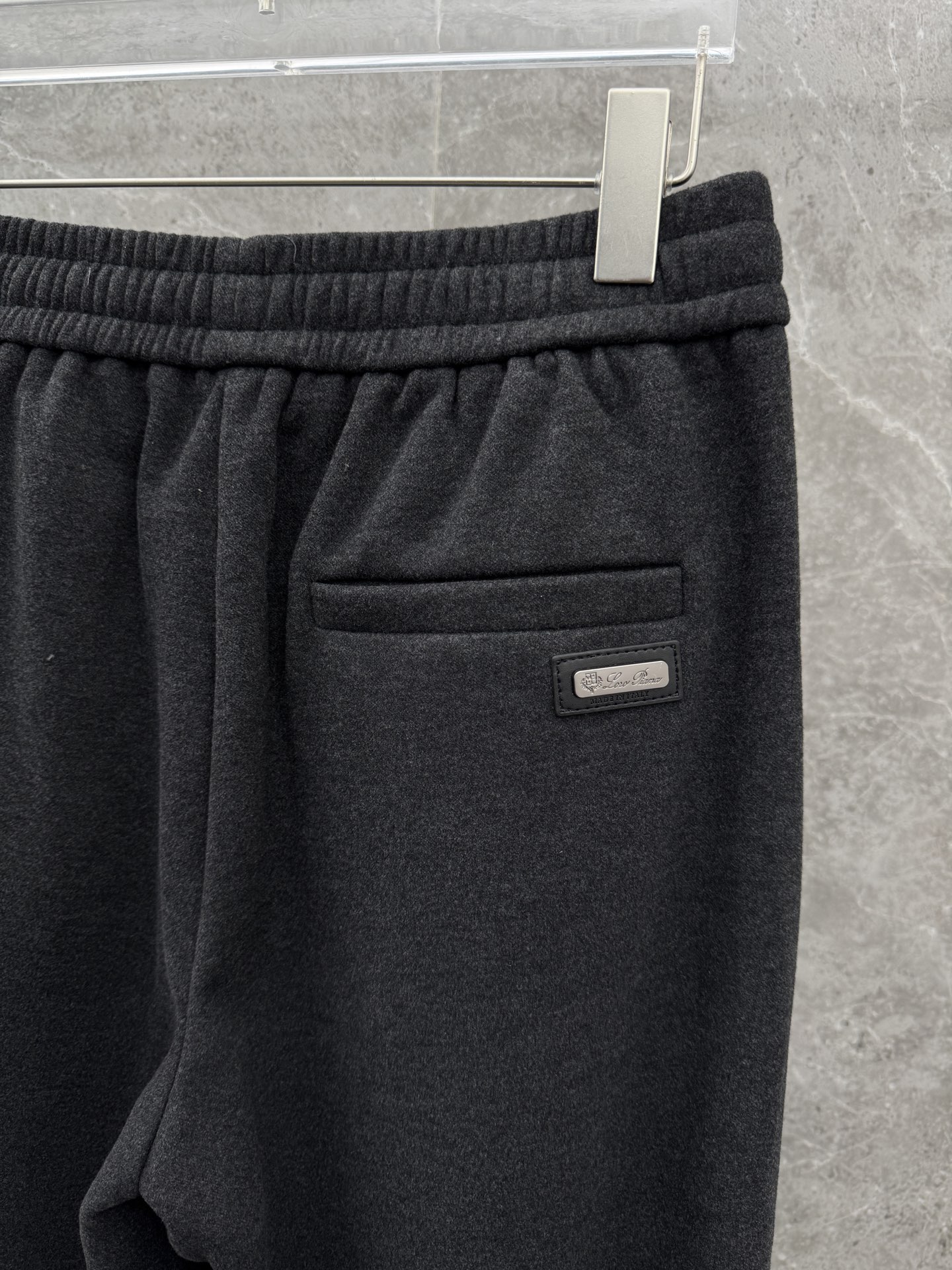 lP🆕🌈🌈新款羊毛休闲裤，采用羊毛面料打造，舒适保暖轻肤软糯，非常有垂感不显臃肿。前面皮标设计，五金细节