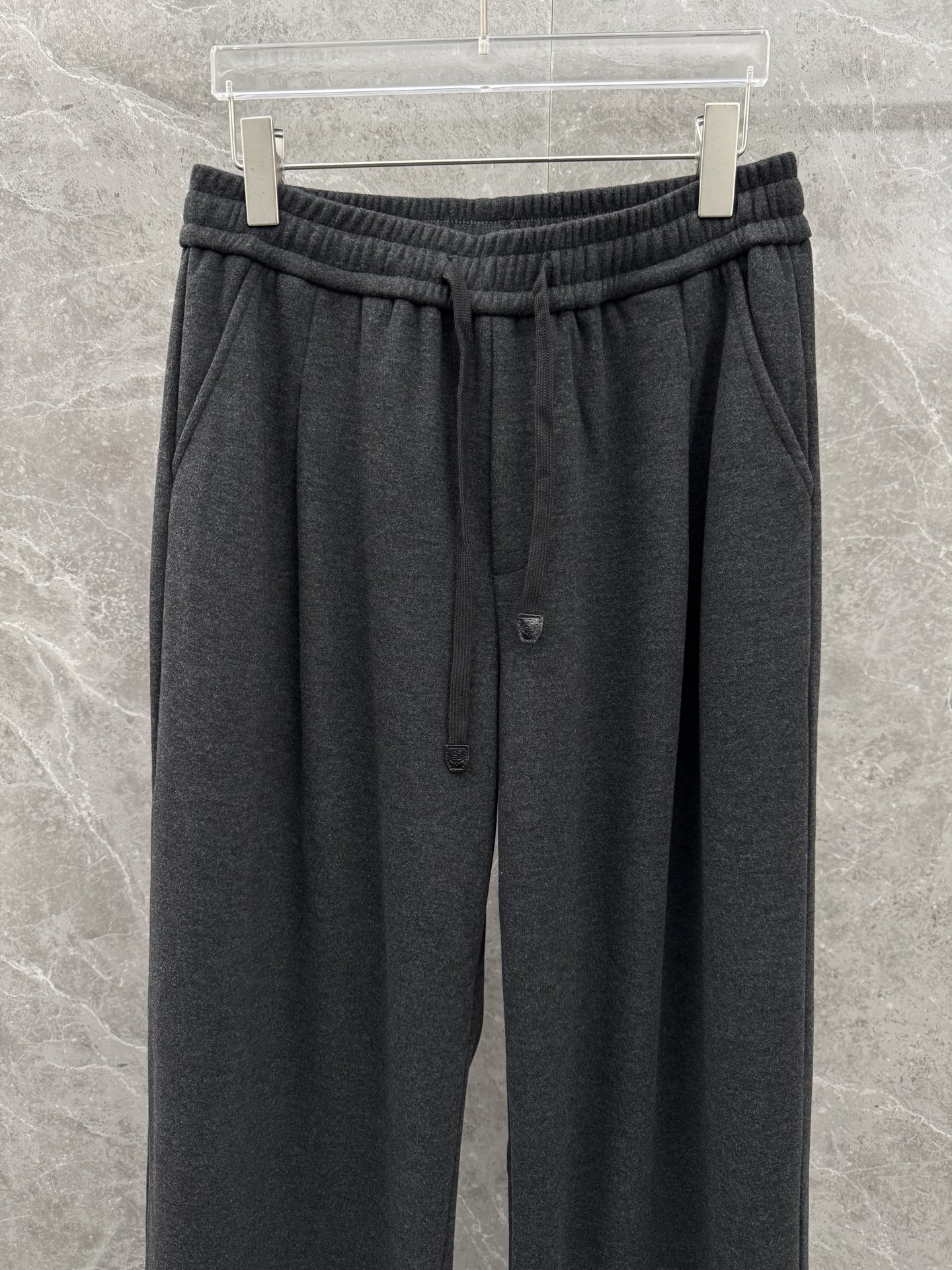 lP🆕🌈🌈新款羊毛休闲裤，采用羊毛面料打造，舒适保暖轻肤软糯，非常有垂感不显臃肿。前面皮标设计，五金细节