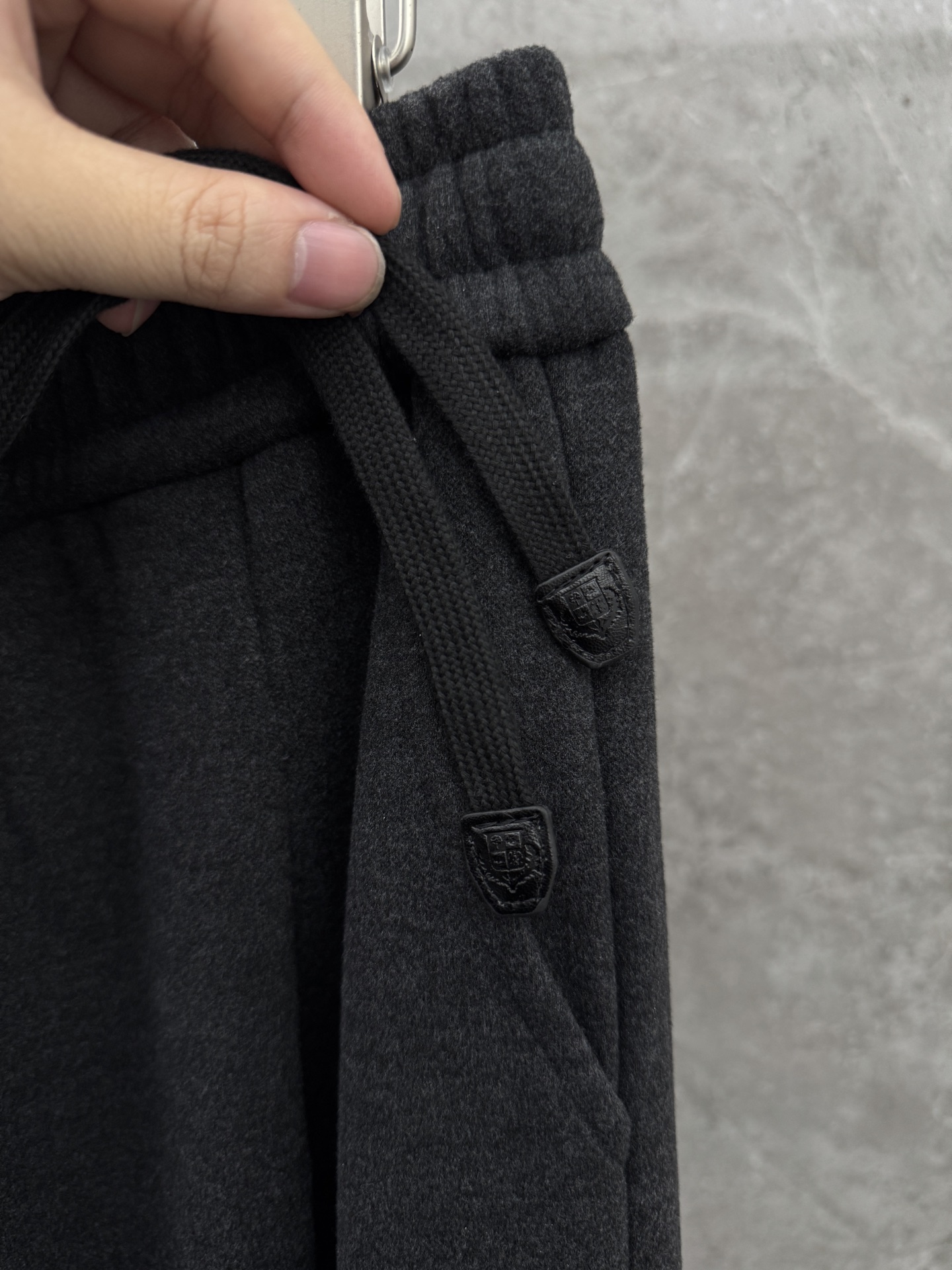 lP🆕🌈🌈新款羊毛休闲裤，采用羊毛面料打造，舒适保暖轻肤软糯，非常有垂感不显臃肿。前面皮标设计，五金细节