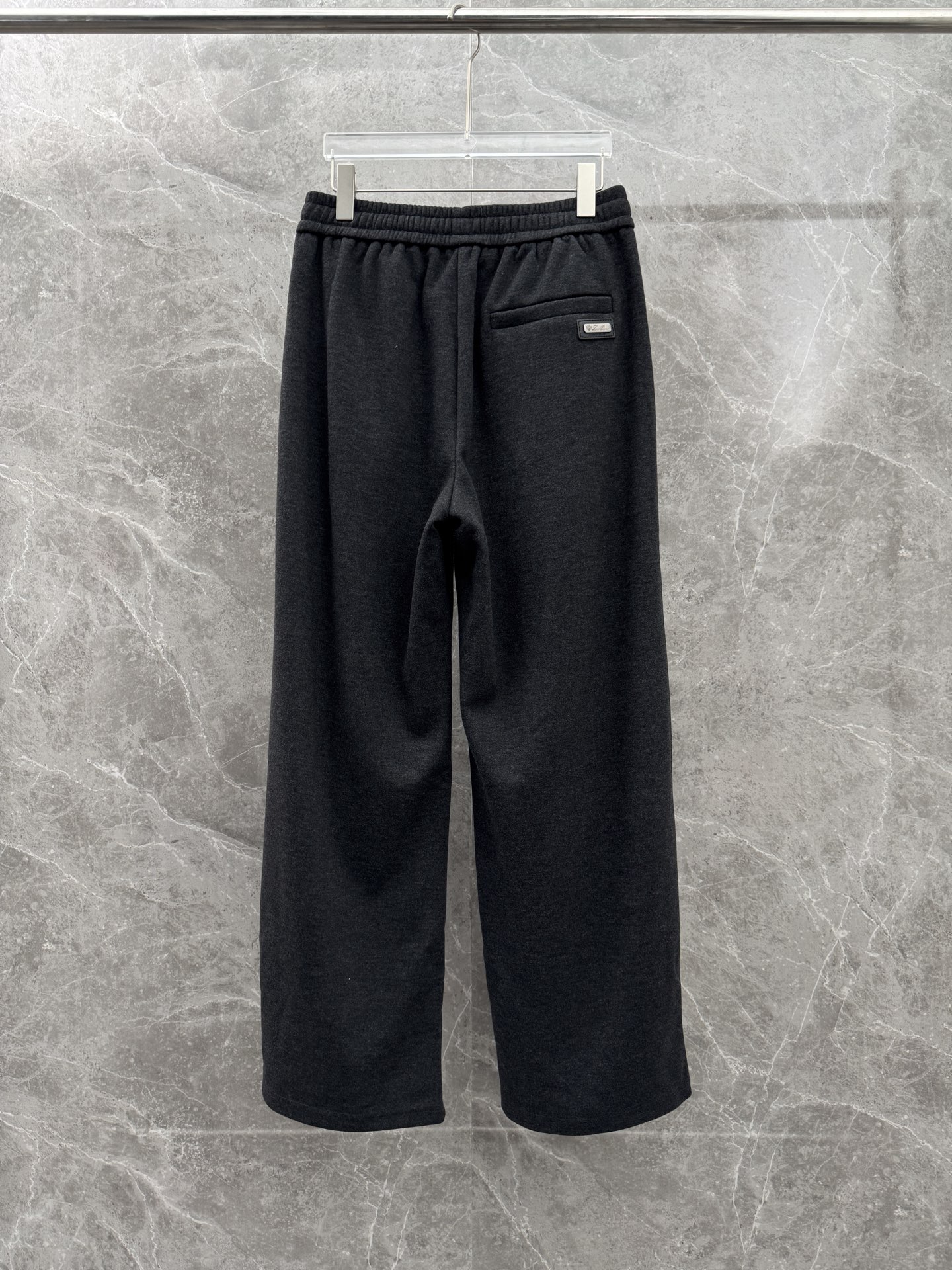 lP🆕🌈🌈新款羊毛休闲裤，采用羊毛面料打造，舒适保暖轻肤软糯，非常有垂感不显臃肿。前面皮标设计，五金细节