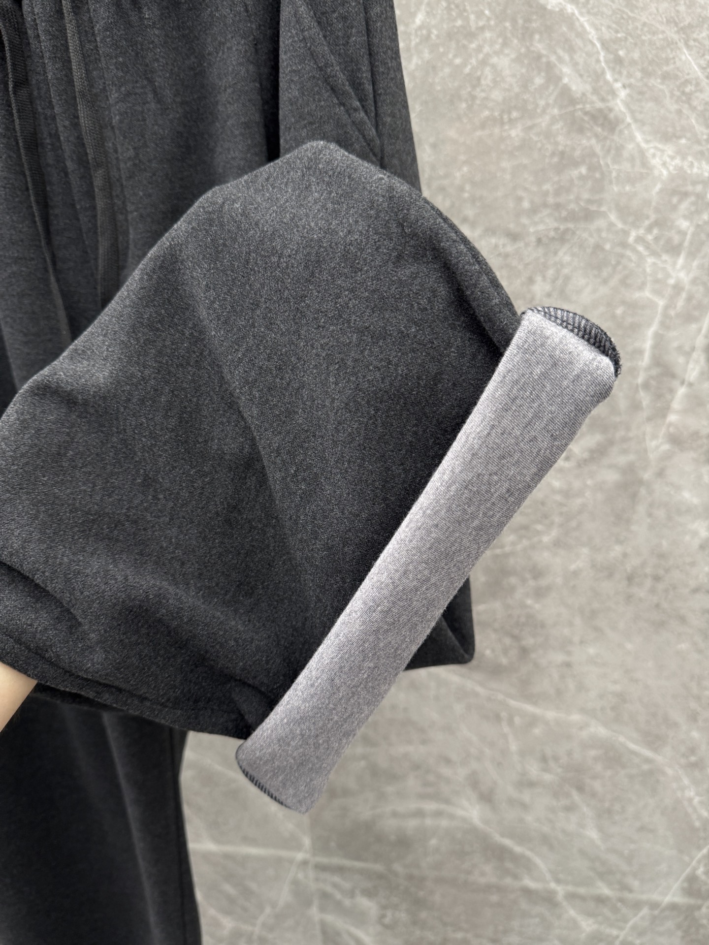 lP🆕🌈🌈新款羊毛休闲裤，采用羊毛面料打造，舒适保暖轻肤软糯，非常有垂感不显臃肿。前面皮标设计，五金细节