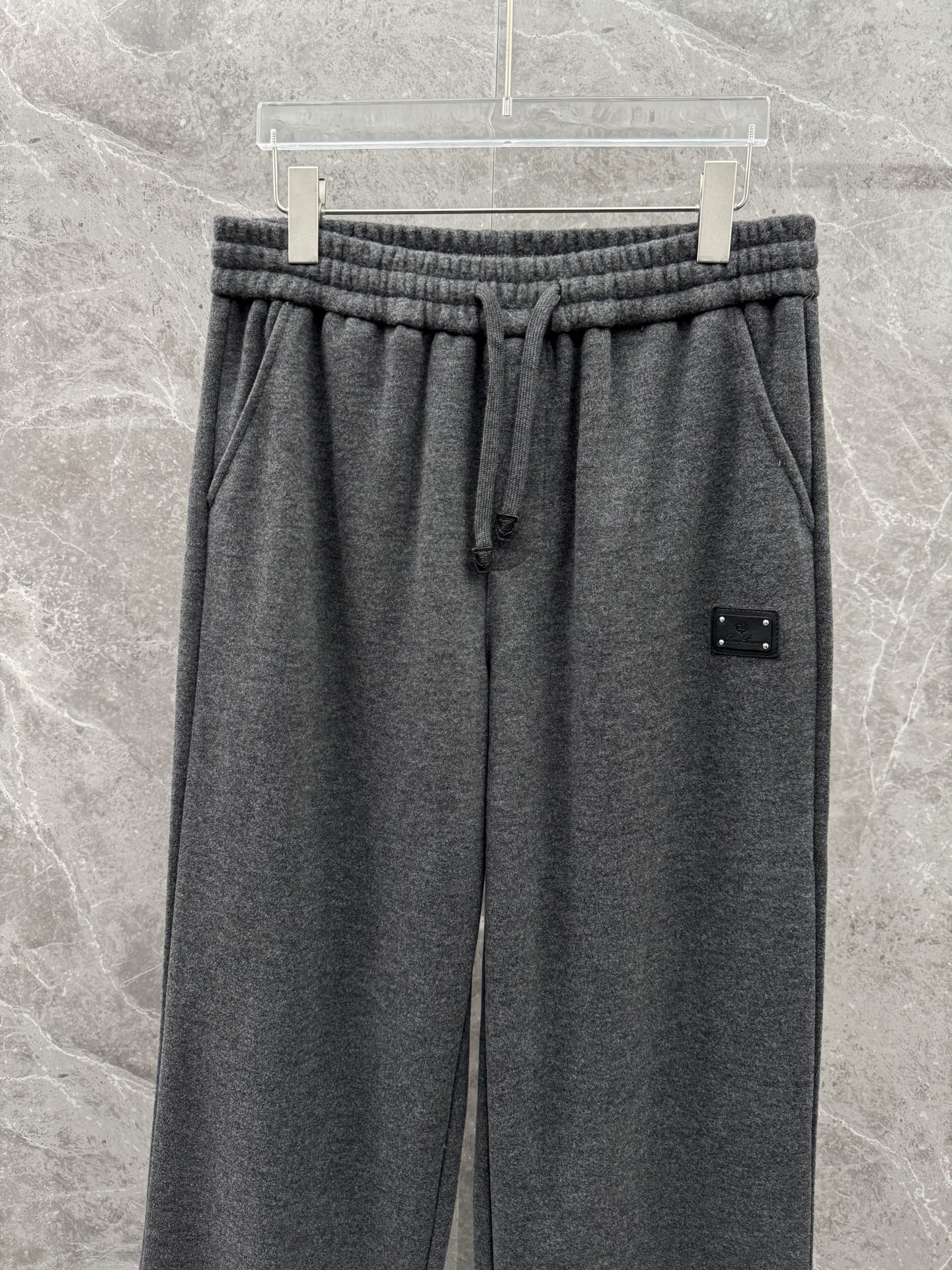 lP🆕🌈🌈新款羊毛休闲裤，采用羊毛面料打造，舒适保暖轻肤软糯，非常有垂感不显臃肿。前面皮标设计，五金细节