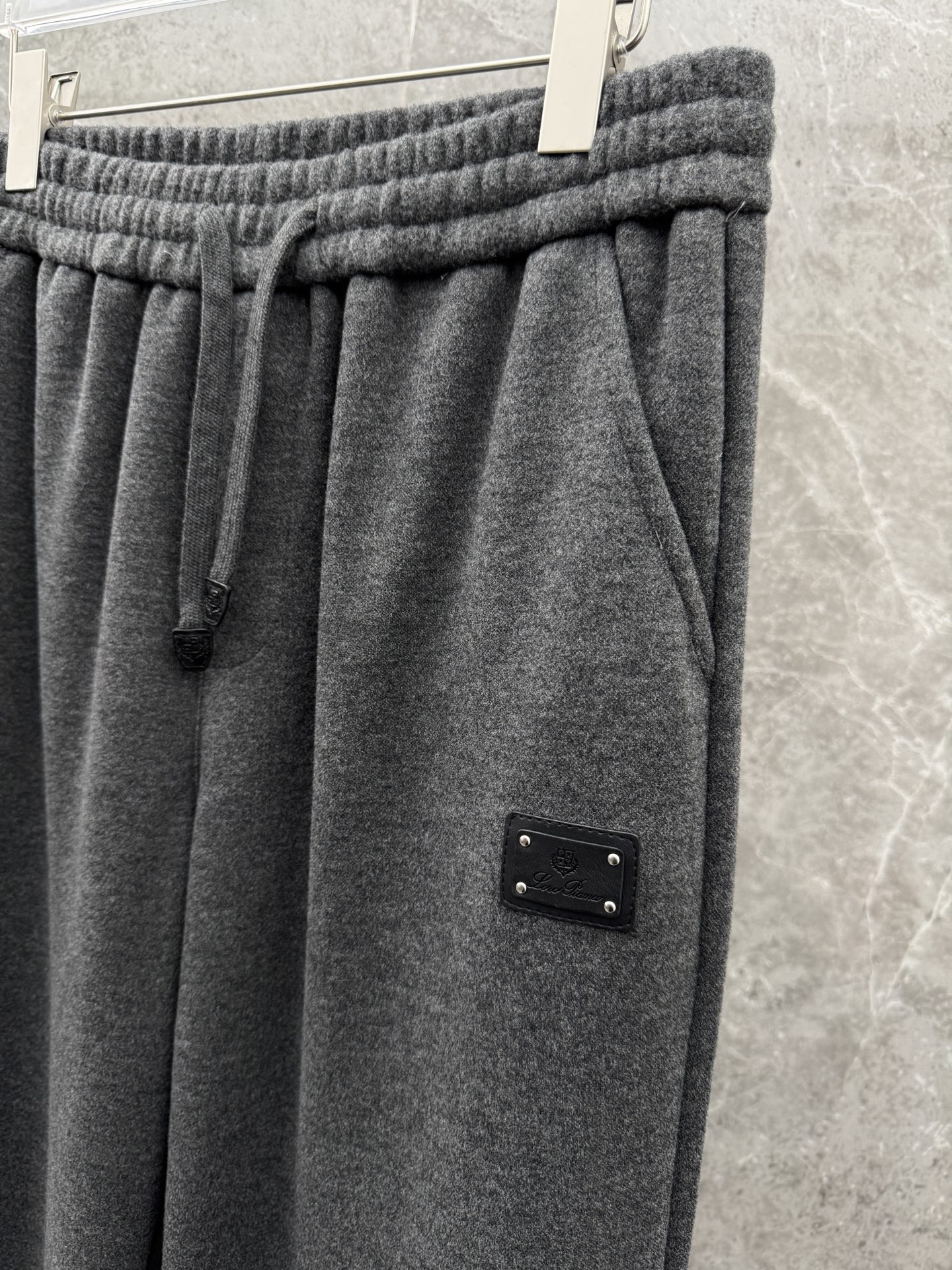 lP🆕🌈🌈新款羊毛休闲裤，采用羊毛面料打造，舒适保暖轻肤软糯，非常有垂感不显臃肿。前面皮标设计，五金细节
