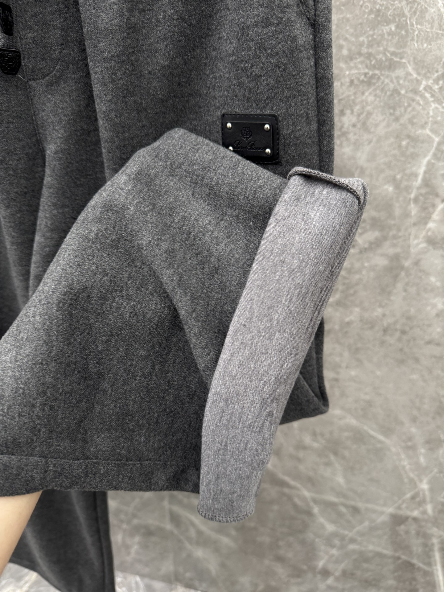 lP🆕🌈🌈新款羊毛休闲裤，采用羊毛面料打造，舒适保暖轻肤软糯，非常有垂感不显臃肿。前面皮标设计，五金细节