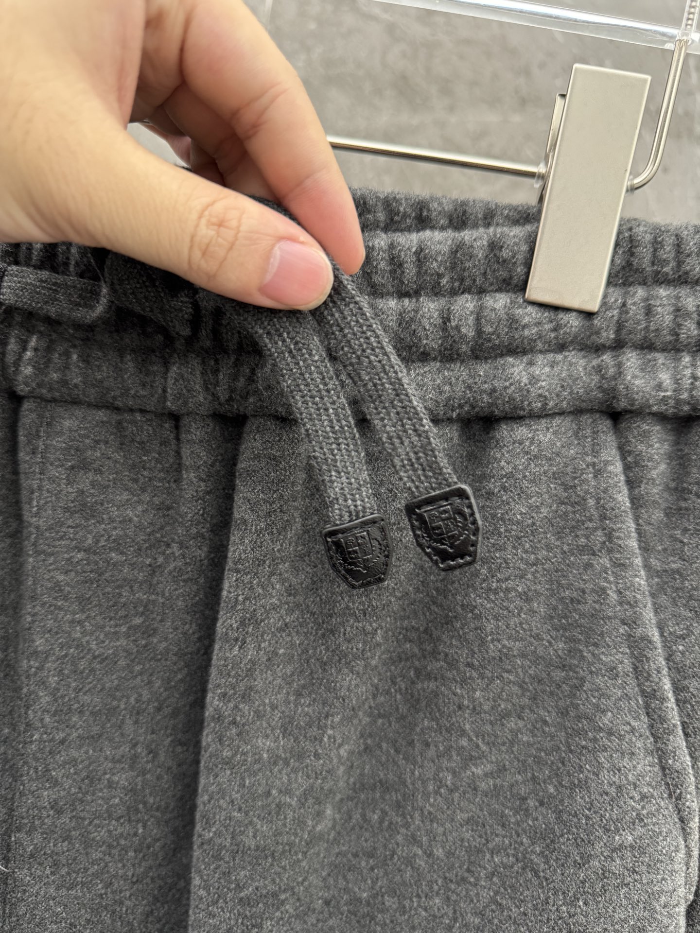 lP🆕🌈🌈新款羊毛休闲裤，采用羊毛面料打造，舒适保暖轻肤软糯，非常有垂感不显臃肿。前面皮标设计，五金细节