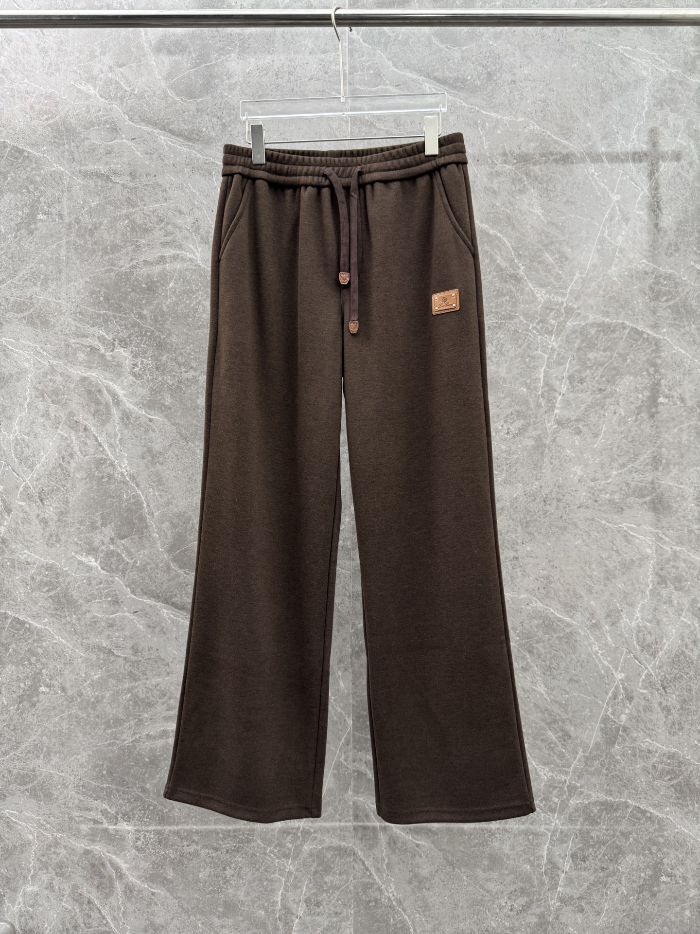 lP🆕🌈🌈新款羊毛休闲裤，采用羊毛面料打造，舒适保暖轻肤软糯，非常有垂感不显臃肿。前面皮标设计，五金细节