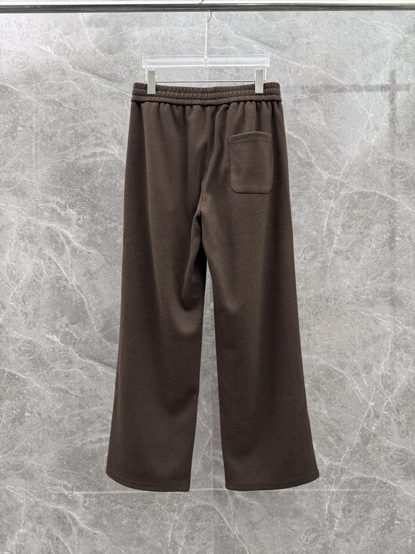 lP🆕🌈🌈新款羊毛休闲裤，采用羊毛面料打造，舒适保暖轻肤软糯，非常有垂感不显臃肿。前面皮标设计，五金细节