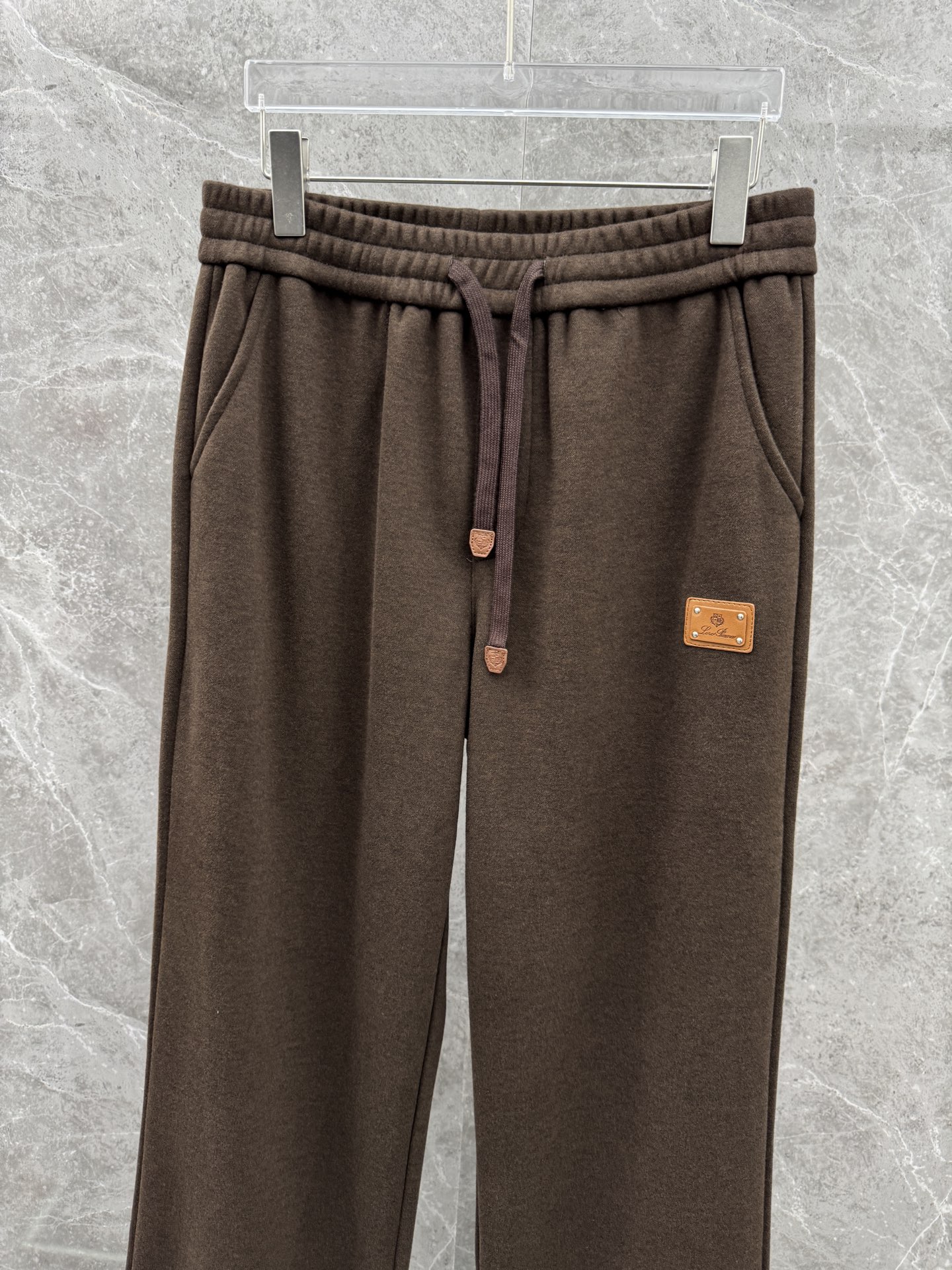 lP🆕🌈🌈新款羊毛休闲裤，采用羊毛面料打造，舒适保暖轻肤软糯，非常有垂感不显臃肿。前面皮标设计，五金细节