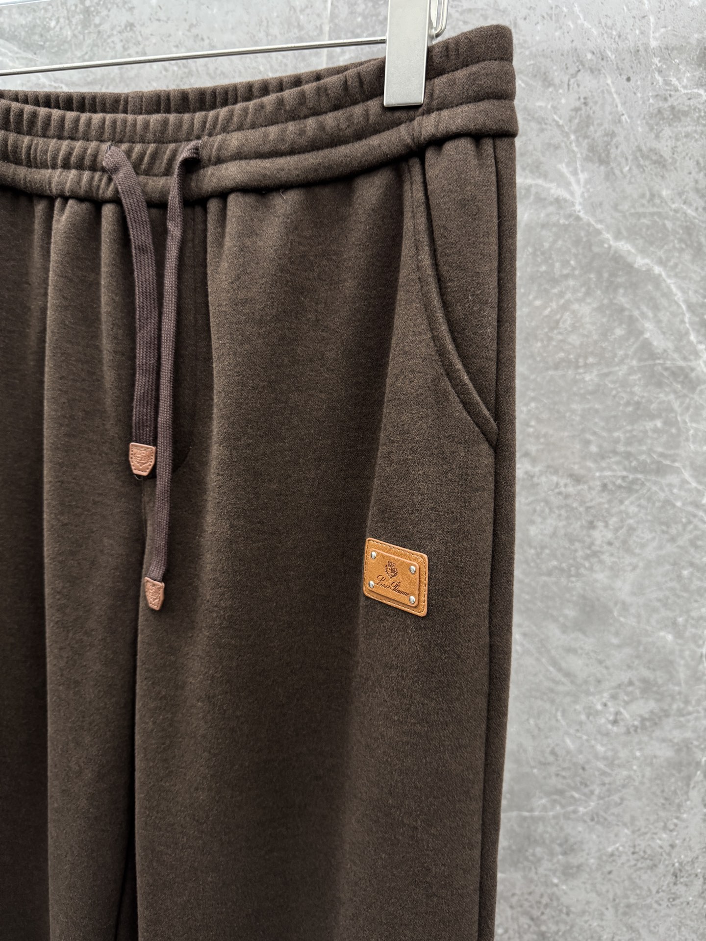 lP🆕🌈🌈新款羊毛休闲裤，采用羊毛面料打造，舒适保暖轻肤软糯，非常有垂感不显臃肿。前面皮标设计，五金细节