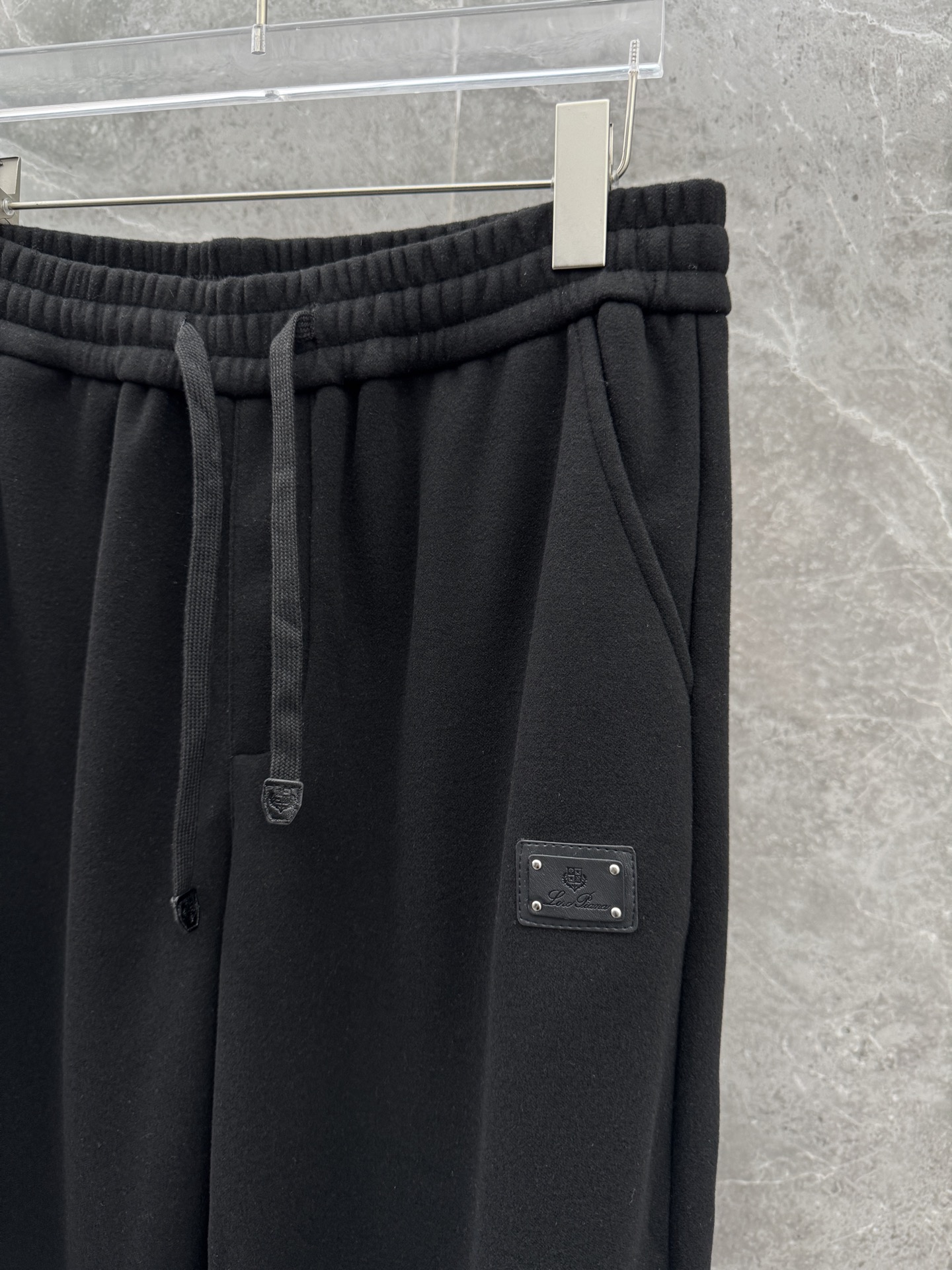 lP🆕🌈🌈新款羊毛休闲裤，采用羊毛面料打造，舒适保暖轻肤软糯，非常有垂感不显臃肿。前面皮标设计，五金细节