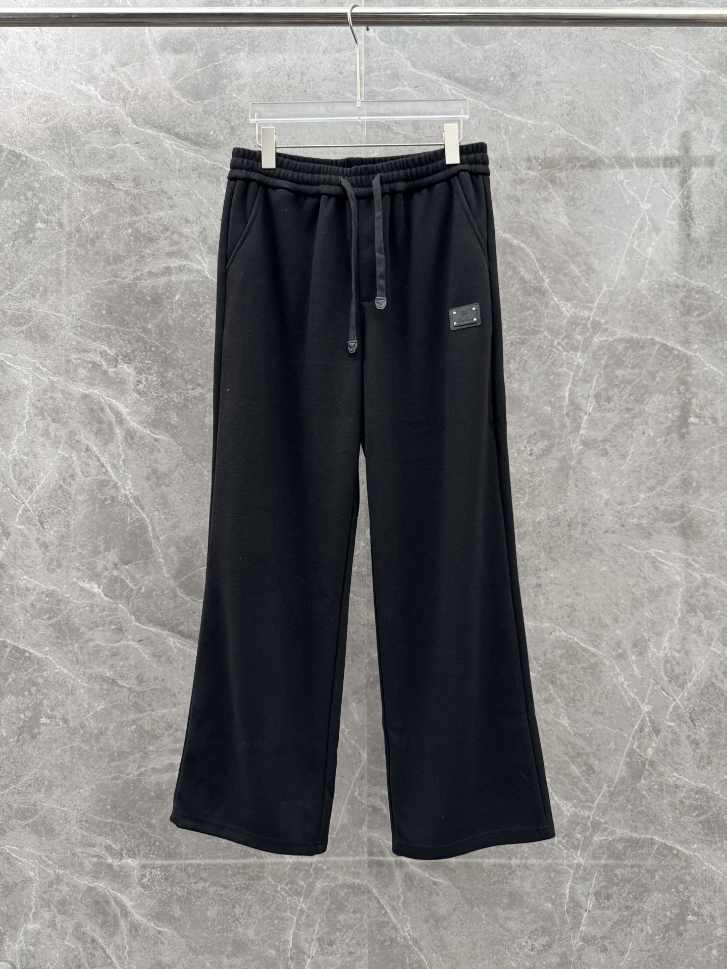 lP🆕🌈🌈新款羊毛休闲裤，采用羊毛面料打造，舒适保暖轻肤软糯，非常有垂感不显臃肿。前面皮标设计，五金细节