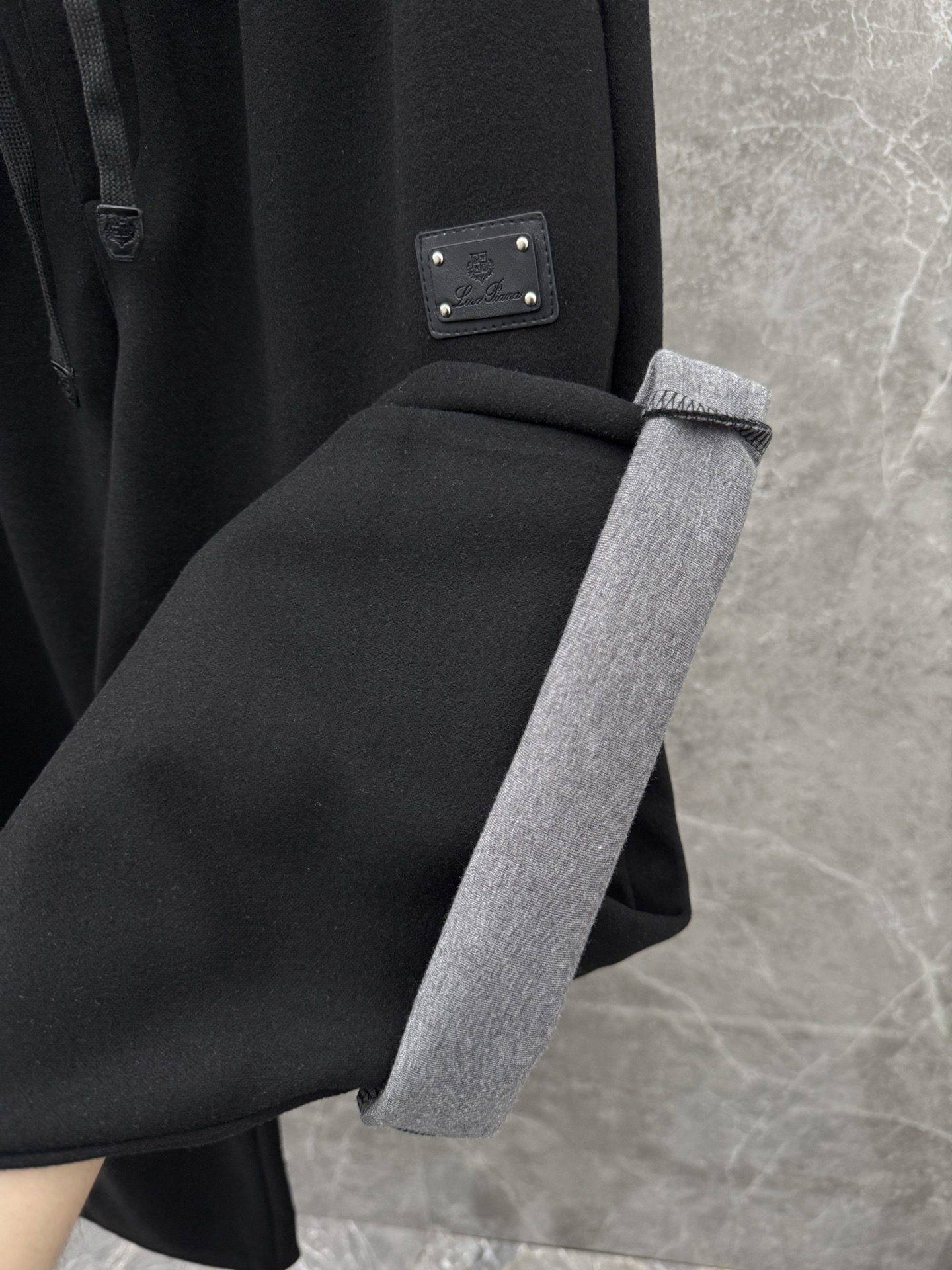 lP🆕🌈🌈新款羊毛休闲裤，采用羊毛面料打造，舒适保暖轻肤软糯，非常有垂感不显臃肿。前面皮标设计，五金细节