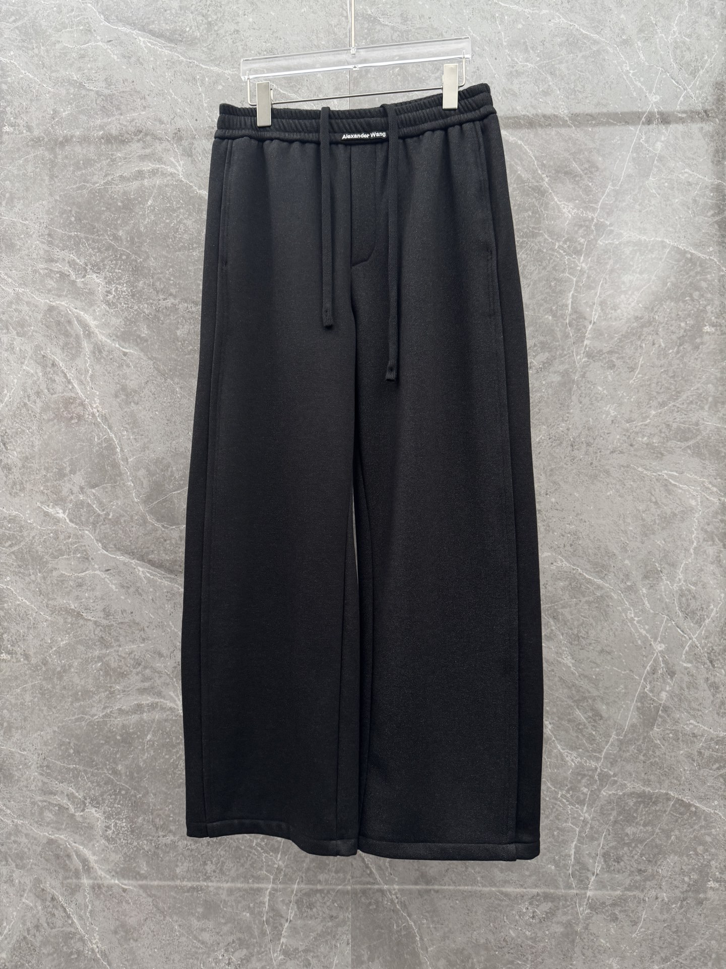 大王🌈🌈新款加绒休闲裤，采用优质高定面料，面料舒适透气，手感柔软舒适，亲肤透气。前面刺绣logo设计，低