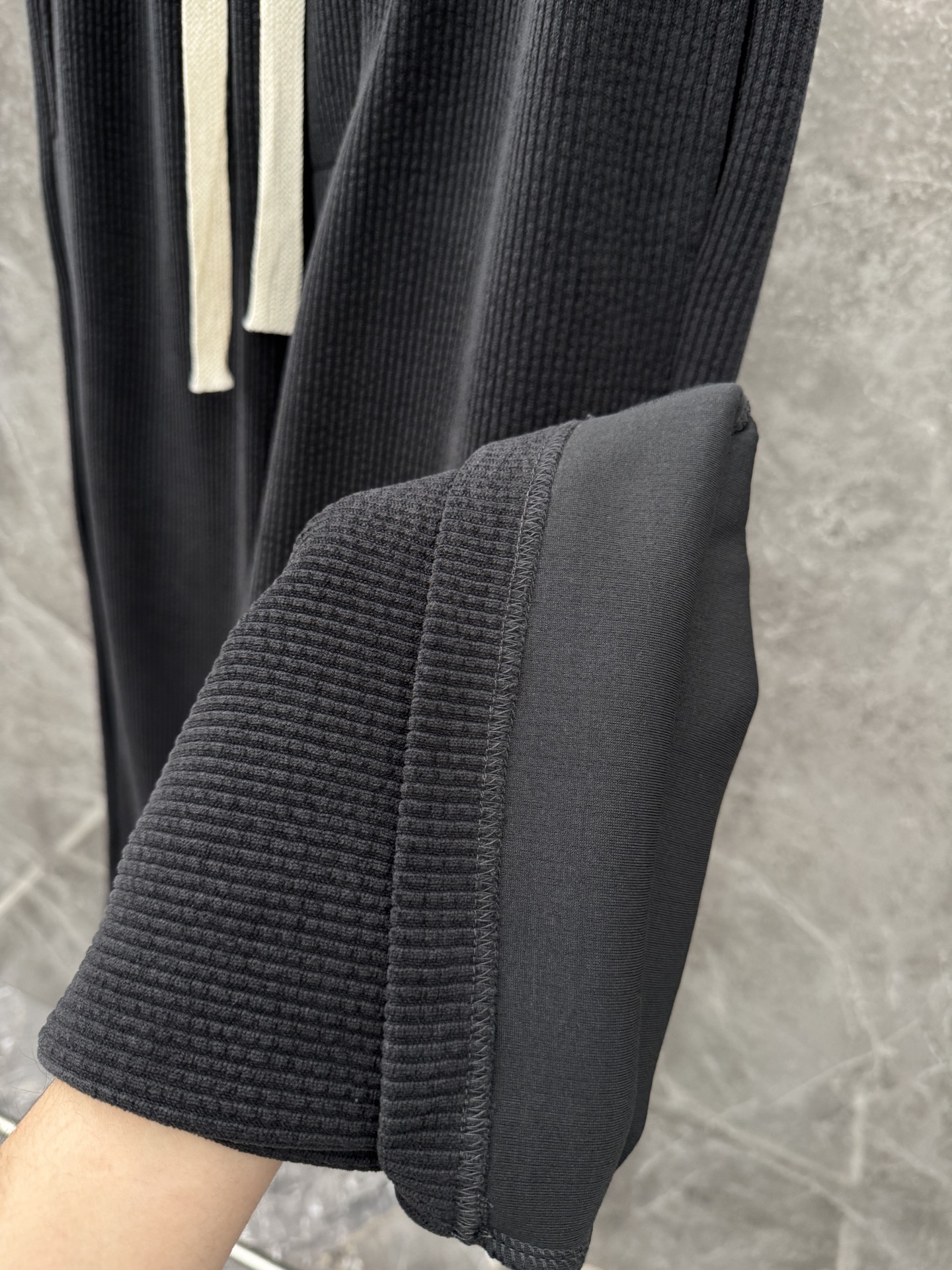 P240  JIL SANDER🌈🌈 420G重磅雪尼尔长筒裤，采用优质雪尼尔面料，面料丝滑挺括，上身足够吸睛且回头率爆棚！休闲直筒裤装版型剪裁！
颜色：黑色、深灰
码数：M-XXL