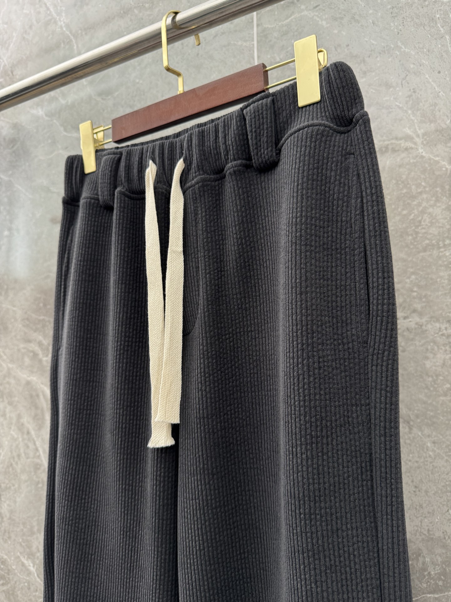 P240  JIL SANDER🌈🌈 420G重磅雪尼尔长筒裤，采用优质雪尼尔面料，面料丝滑挺括，上身足够吸睛且回头率爆棚！休闲直筒裤装版型剪裁！
颜色：黑色、深灰
码数：M-XXL