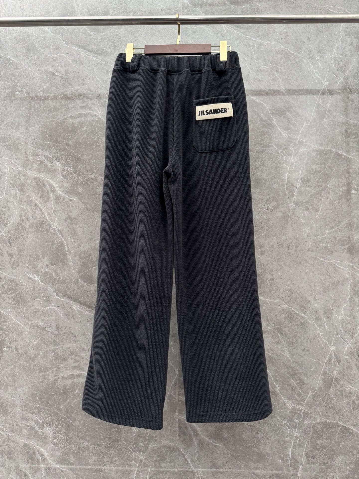 P240  JIL SANDER🌈🌈 420G重磅雪尼尔长筒裤，采用优质雪尼尔面料，面料丝滑挺括，上身足够吸睛且回头率爆棚！休闲直筒裤装版型剪裁！
颜色：黑色、深灰
码数：M-XXL