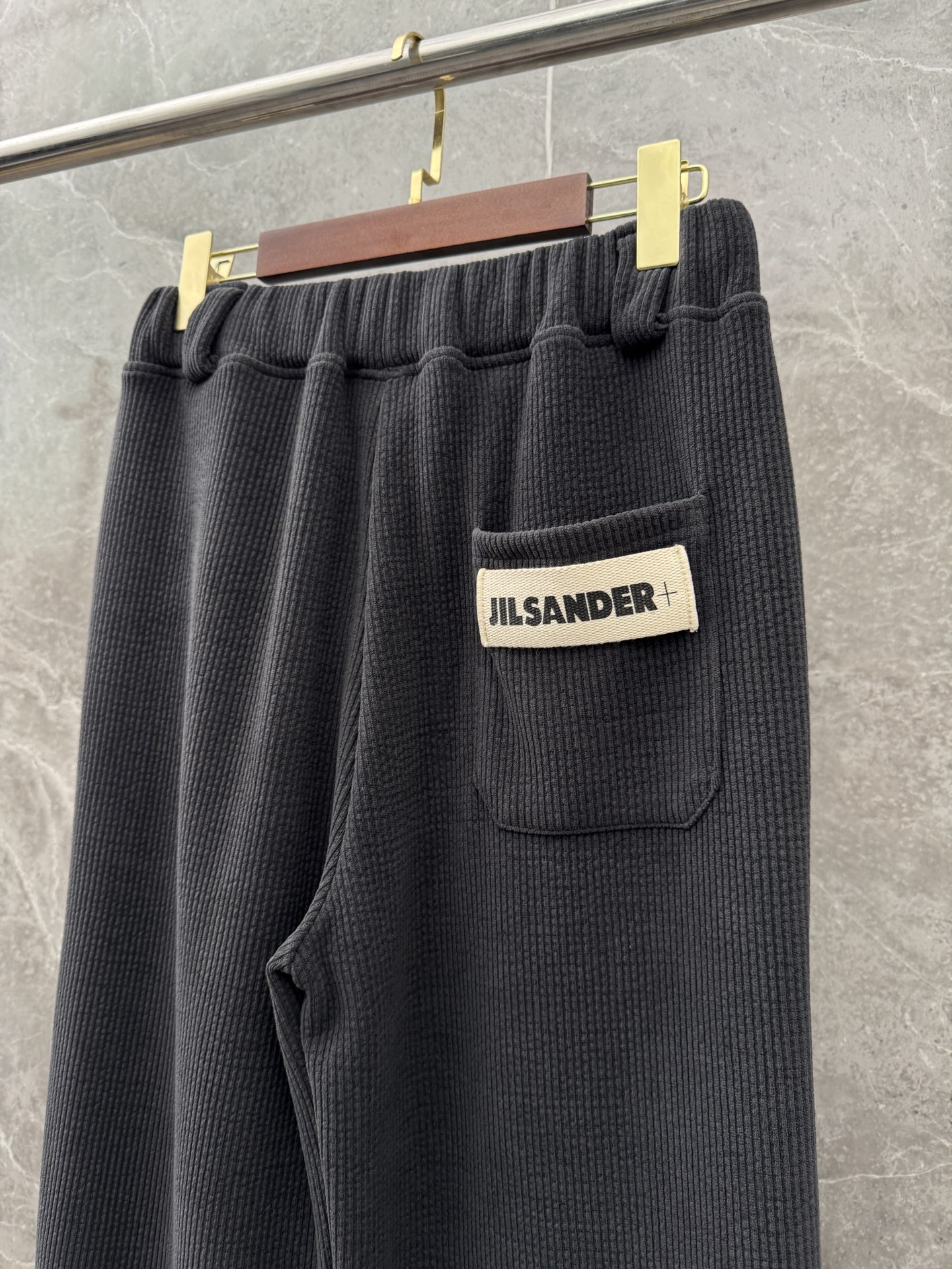 P240  JIL SANDER🌈🌈 420G重磅雪尼尔长筒裤，采用优质雪尼尔面料，面料丝滑挺括，上身足够吸睛且回头率爆棚！休闲直筒裤装版型剪裁！
颜色：黑色、深灰
码数：M-XXL