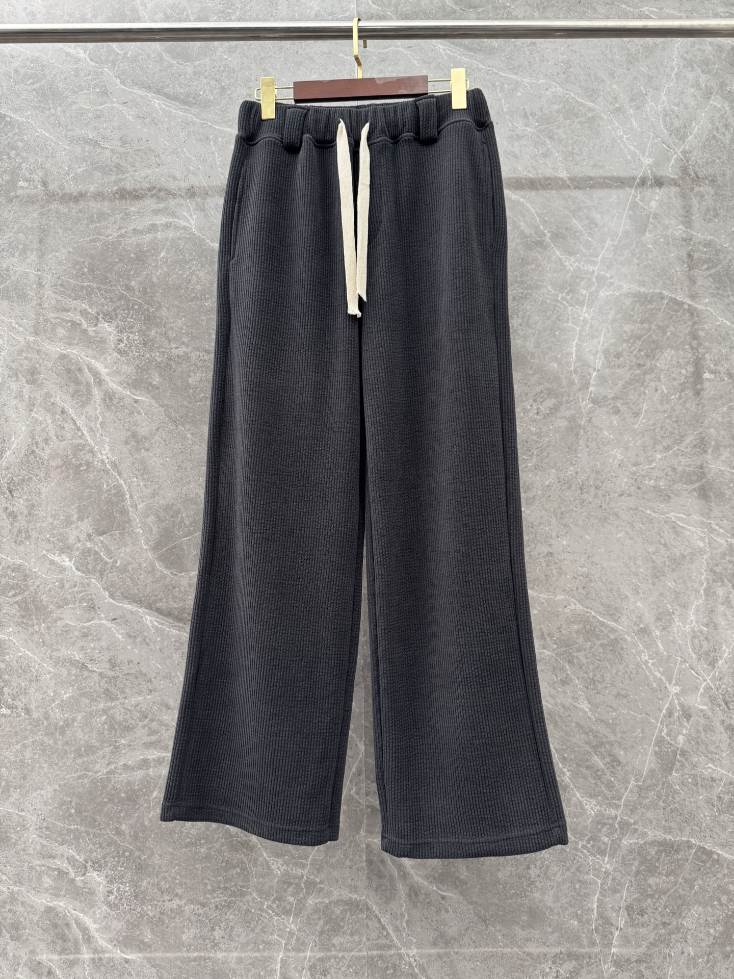 P240  JIL SANDER🌈🌈 420G重磅雪尼尔长筒裤，采用优质雪尼尔面料，面料丝滑挺括，上身足够吸睛且回头率爆棚！休闲直筒裤装版型剪裁！
颜色：黑色、深灰
码数：M-XXL