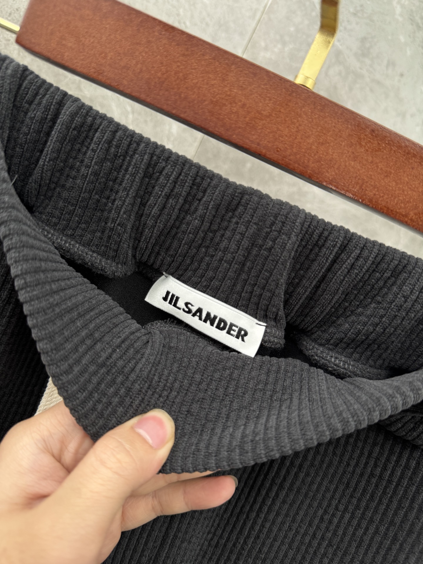 P240  JIL SANDER🌈🌈 420G重磅雪尼尔长筒裤，采用优质雪尼尔面料，面料丝滑挺括，上身足够吸睛且回头率爆棚！休闲直筒裤装版型剪裁！
颜色：黑色、深灰
码数：M-XXL