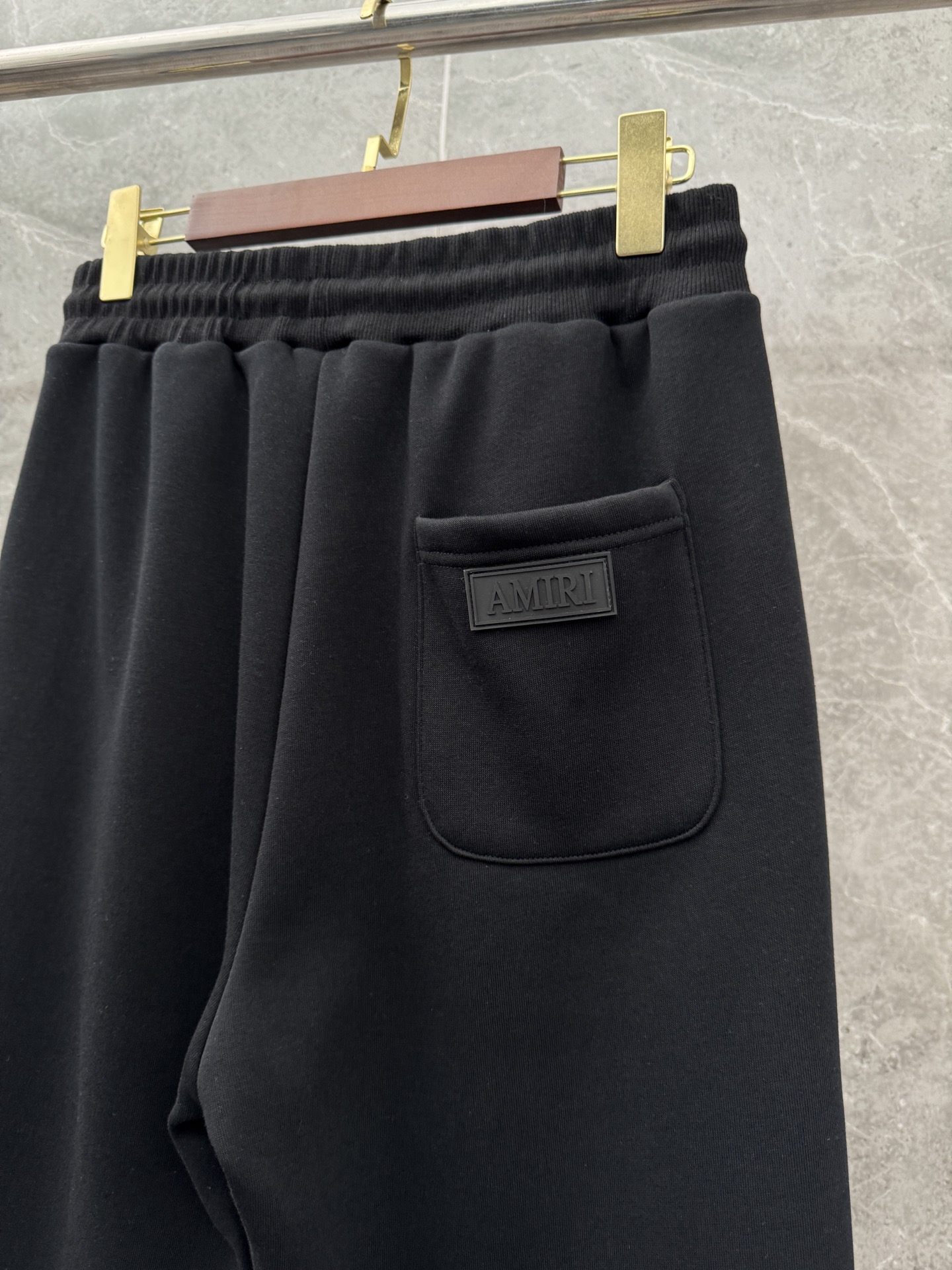 P240  AMIRI🌈🌈 重磅加绒加厚宽松收脚卫裤，采用优质面料，超级舒适，面料极好亲肤舒适，前后品牌标识细节拉满，整体轮廓版型设计完美，挺括有型！干净利落高级感！
颜色：黑色、灰色
码数：M－XXXL
