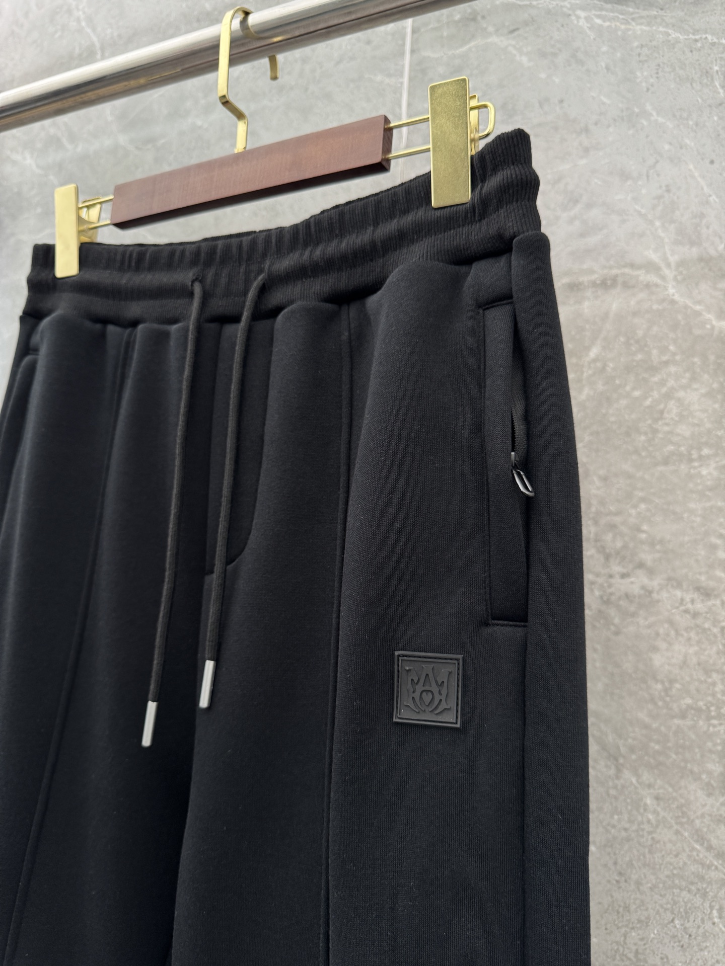 P240  AMIRI🌈🌈 重磅加绒加厚宽松收脚卫裤，采用优质面料，超级舒适，面料极好亲肤舒适，前后品牌标识细节拉满，整体轮廓版型设计完美，挺括有型！干净利落高级感！
颜色：黑色、灰色
码数：M－XXXL