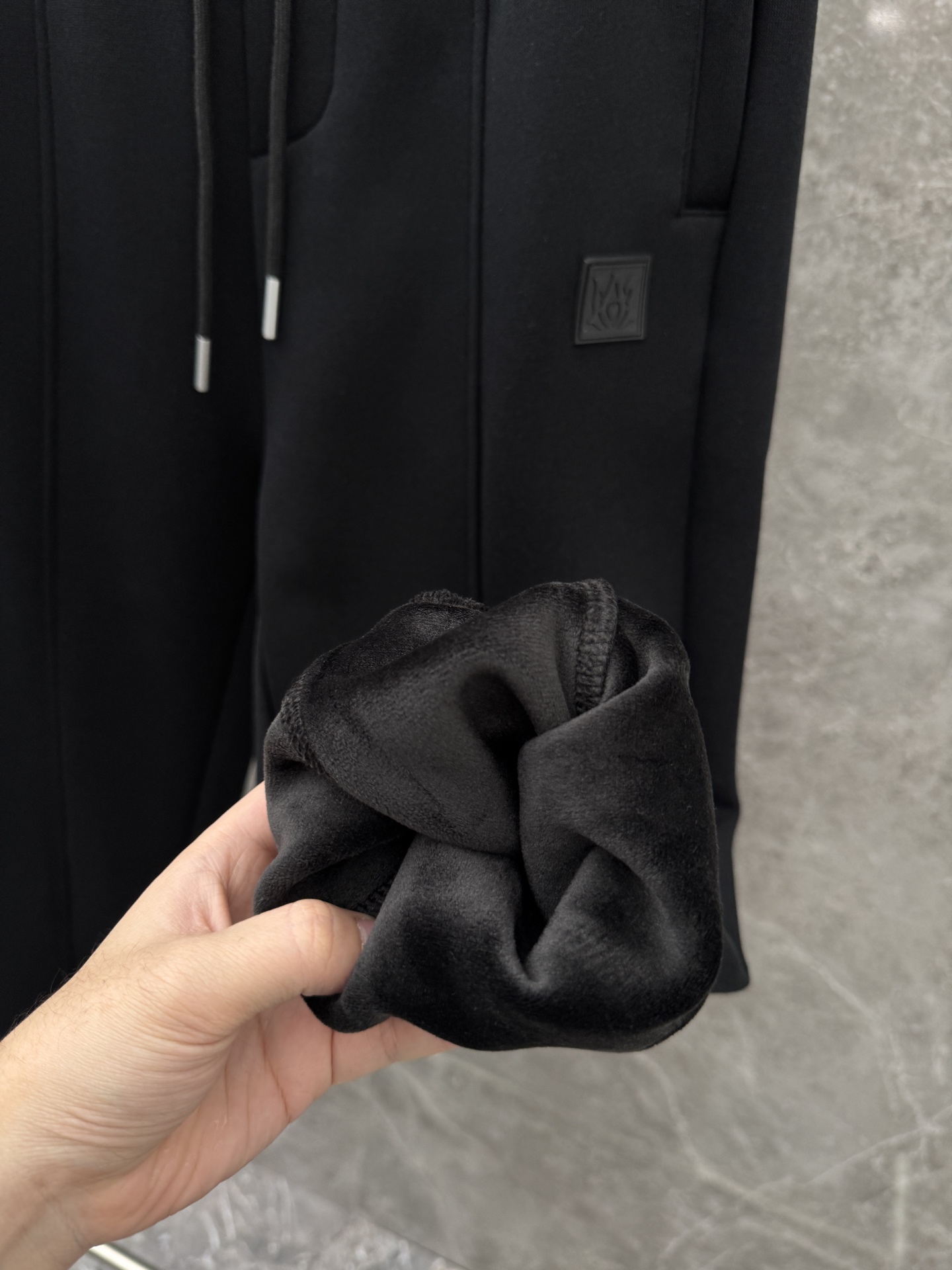 P240  AMIRI🌈🌈 重磅加绒加厚宽松收脚卫裤，采用优质面料，超级舒适，面料极好亲肤舒适，前后品牌标识细节拉满，整体轮廓版型设计完美，挺括有型！干净利落高级感！
颜色：黑色、灰色
码数：M－XXXL