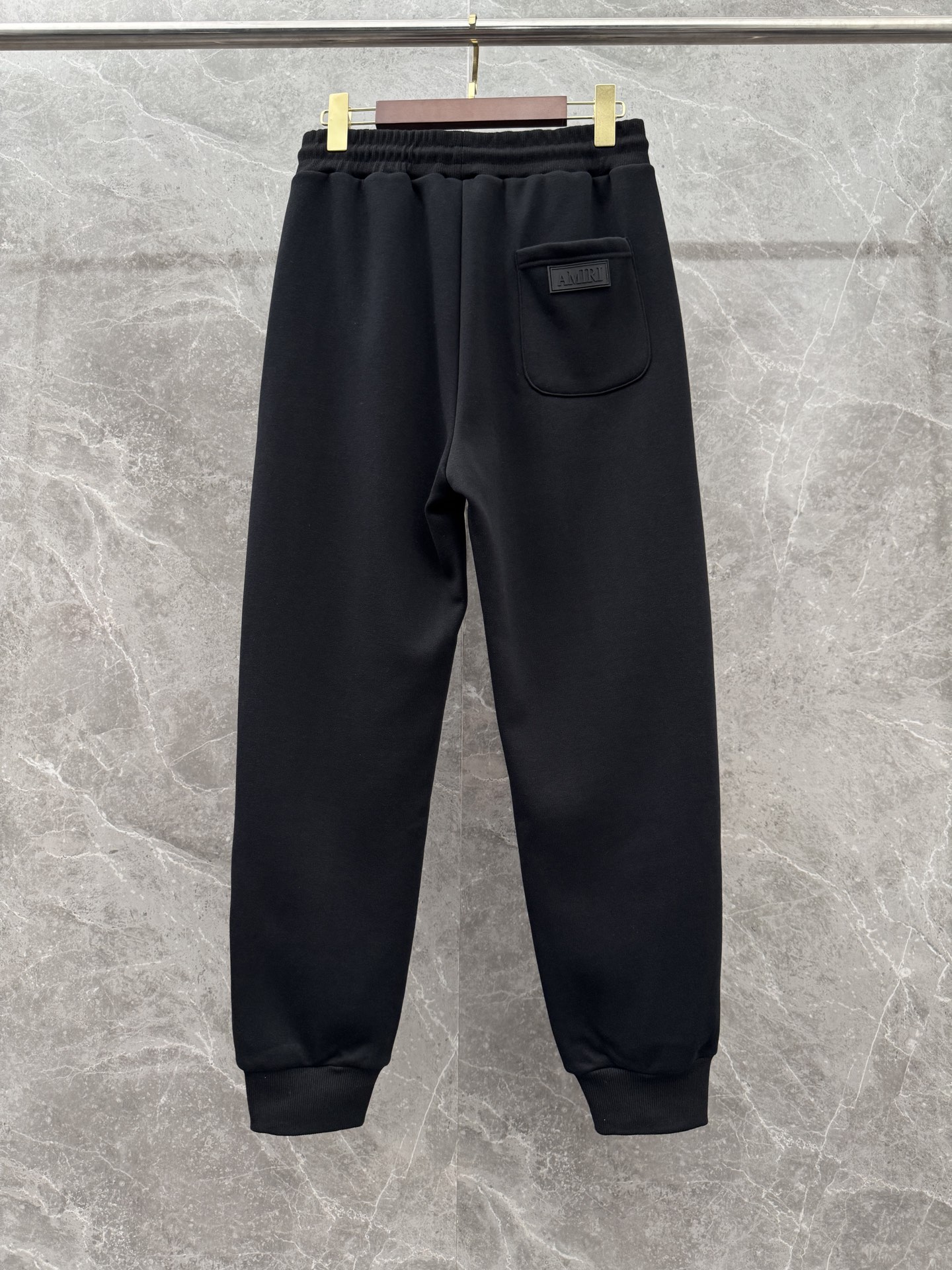 P240  AMIRI🌈🌈 重磅加绒加厚宽松收脚卫裤，采用优质面料，超级舒适，面料极好亲肤舒适，前后品牌标识细节拉满，整体轮廓版型设计完美，挺括有型！干净利落高级感！
颜色：黑色、灰色
码数：M－XXXL