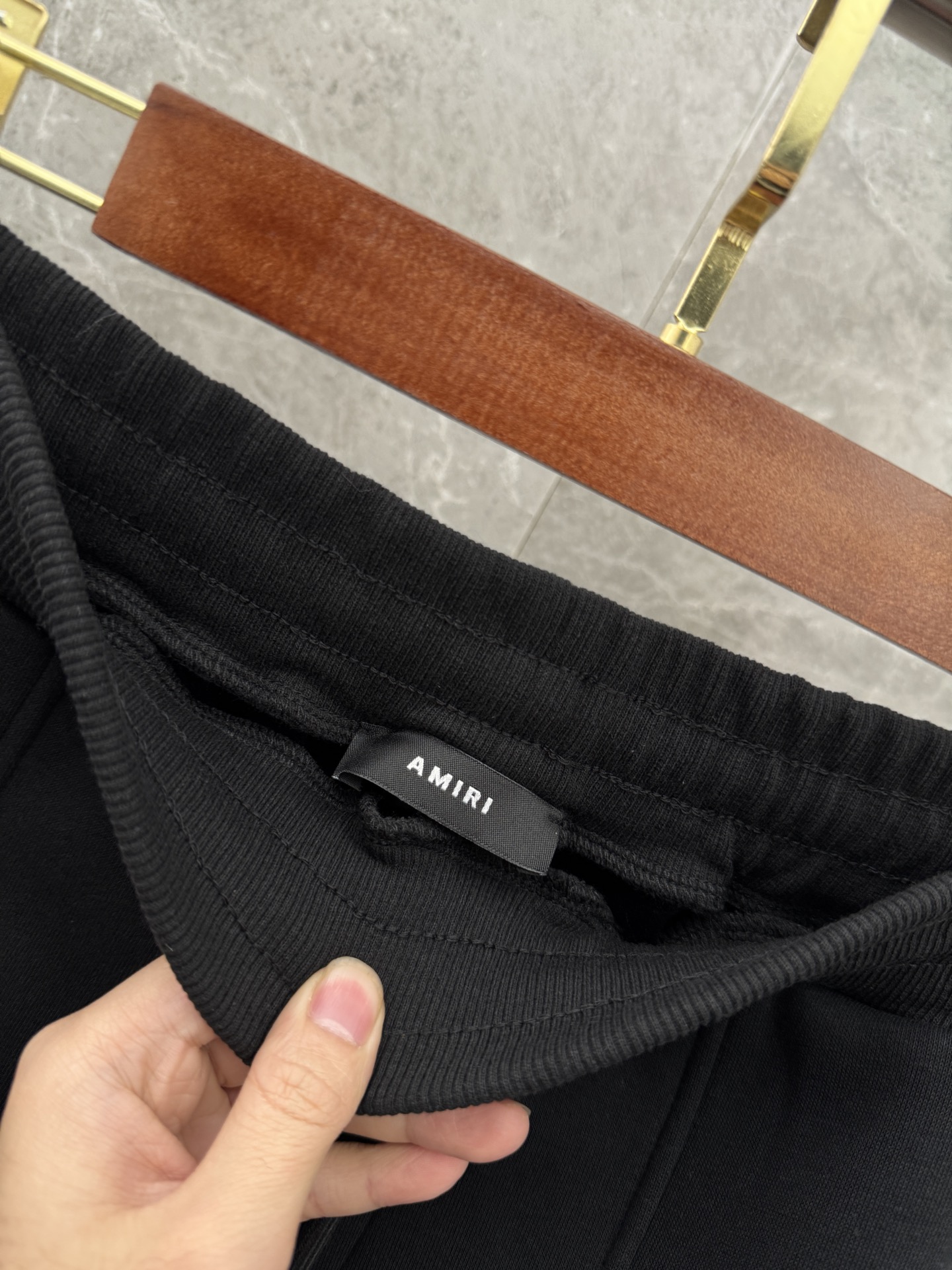 P240  AMIRI🌈🌈 重磅加绒加厚宽松收脚卫裤，采用优质面料，超级舒适，面料极好亲肤舒适，前后品牌标识细节拉满，整体轮廓版型设计完美，挺括有型！干净利落高级感！
颜色：黑色、灰色
码数：M－XXXL