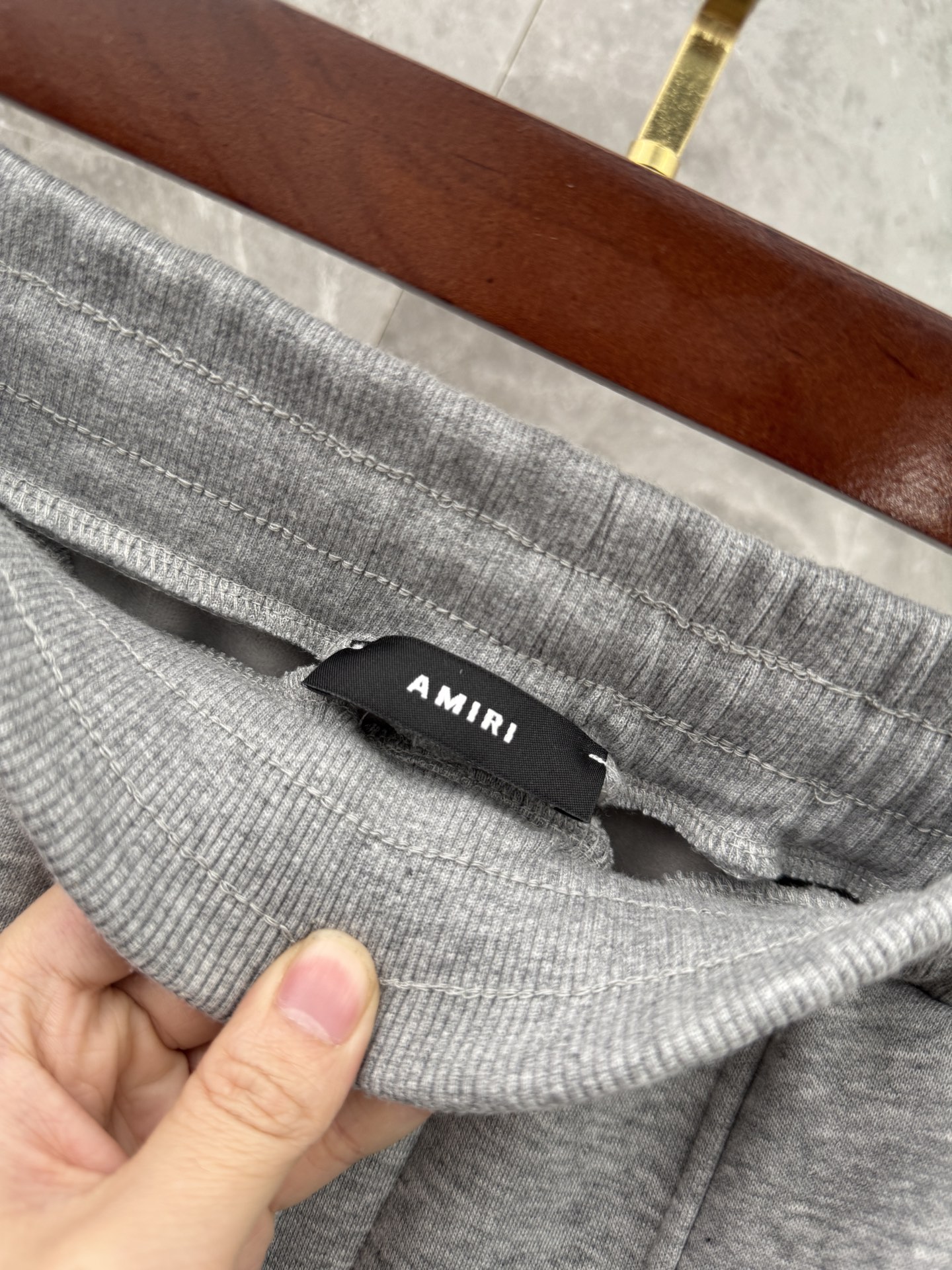 P240  AMIRI🌈🌈 重磅加绒加厚宽松收脚卫裤，采用优质面料，超级舒适，面料极好亲肤舒适，前后品牌标识细节拉满，整体轮廓版型设计完美，挺括有型！干净利落高级感！
颜色：黑色、灰色
码数：M－XXXL